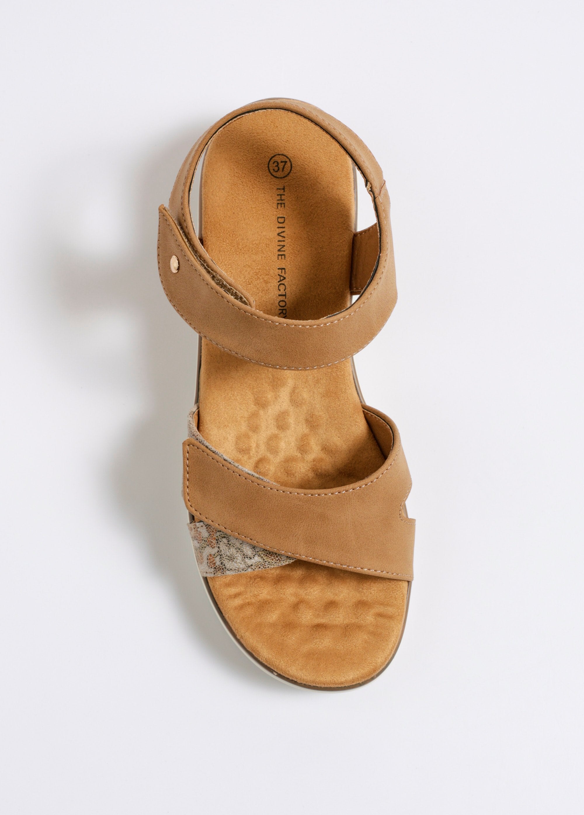 Sandalias_de_cuña_de_ante_y_corcho_camello_OV1_slim