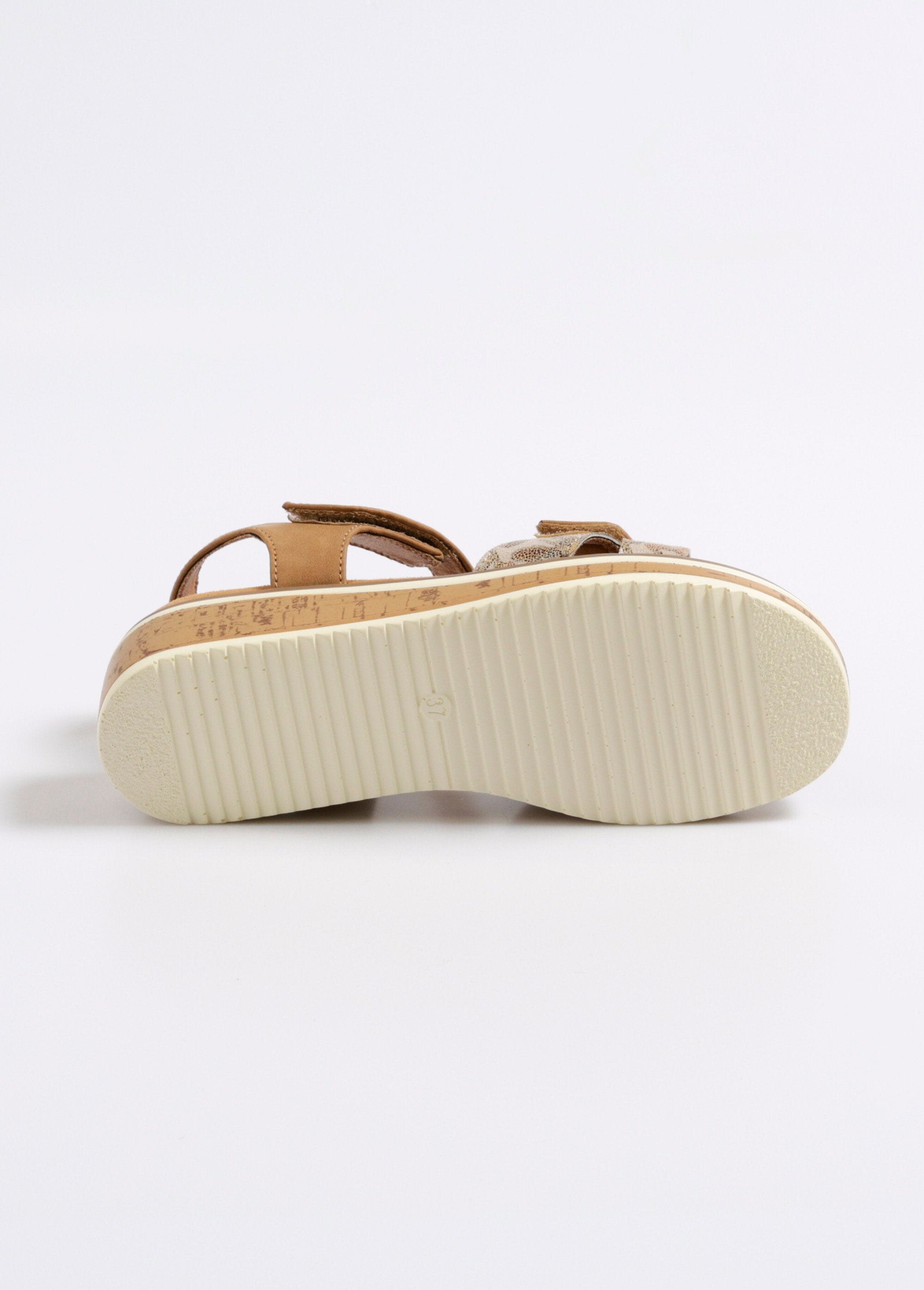 Sandalias_de_cuña_de_ante_y_corcho_camello_UN1_slim