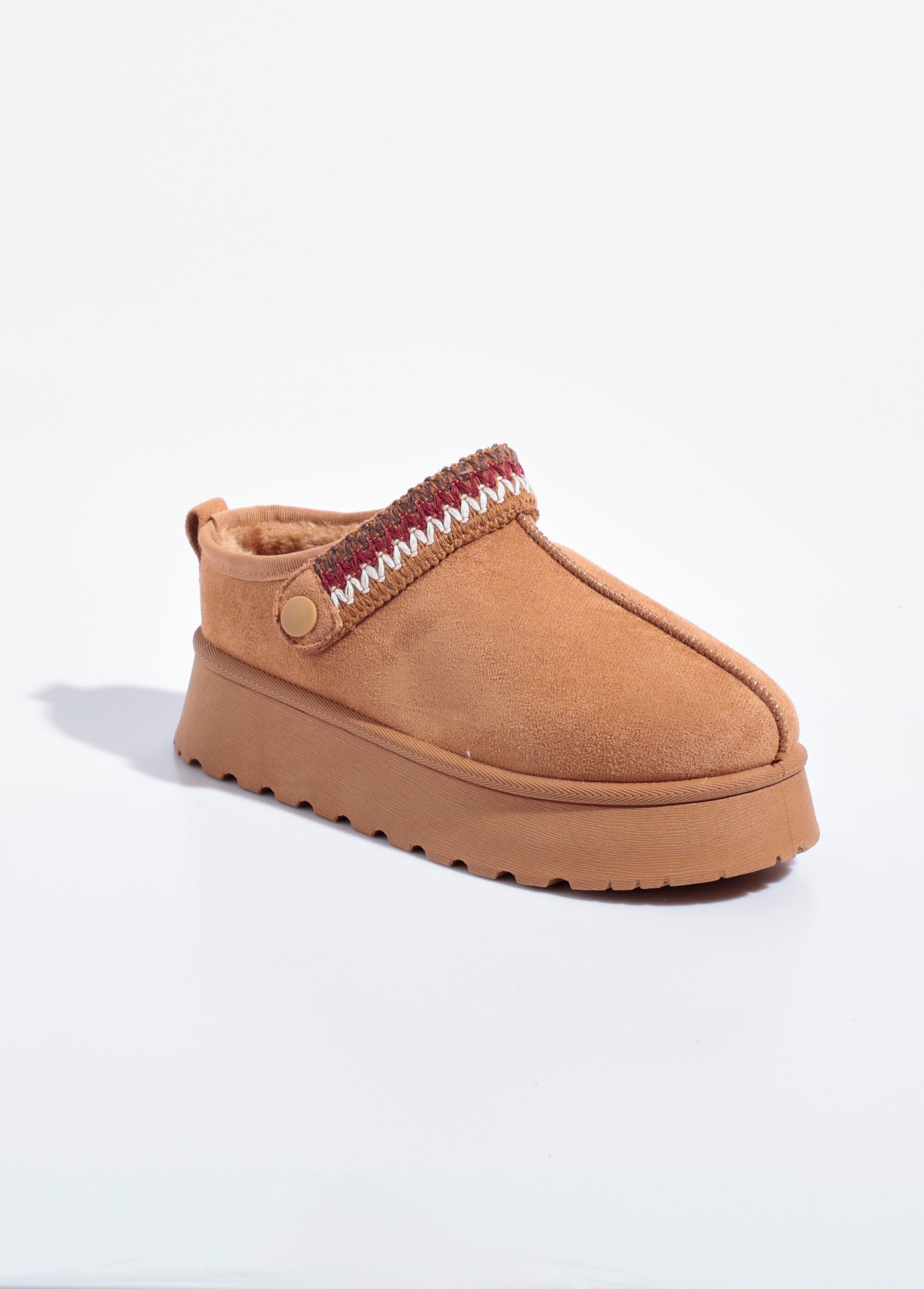 Mules_de_cuña_forrados_de_piel_con_tira_de_fantasía_camello_FA1_slim