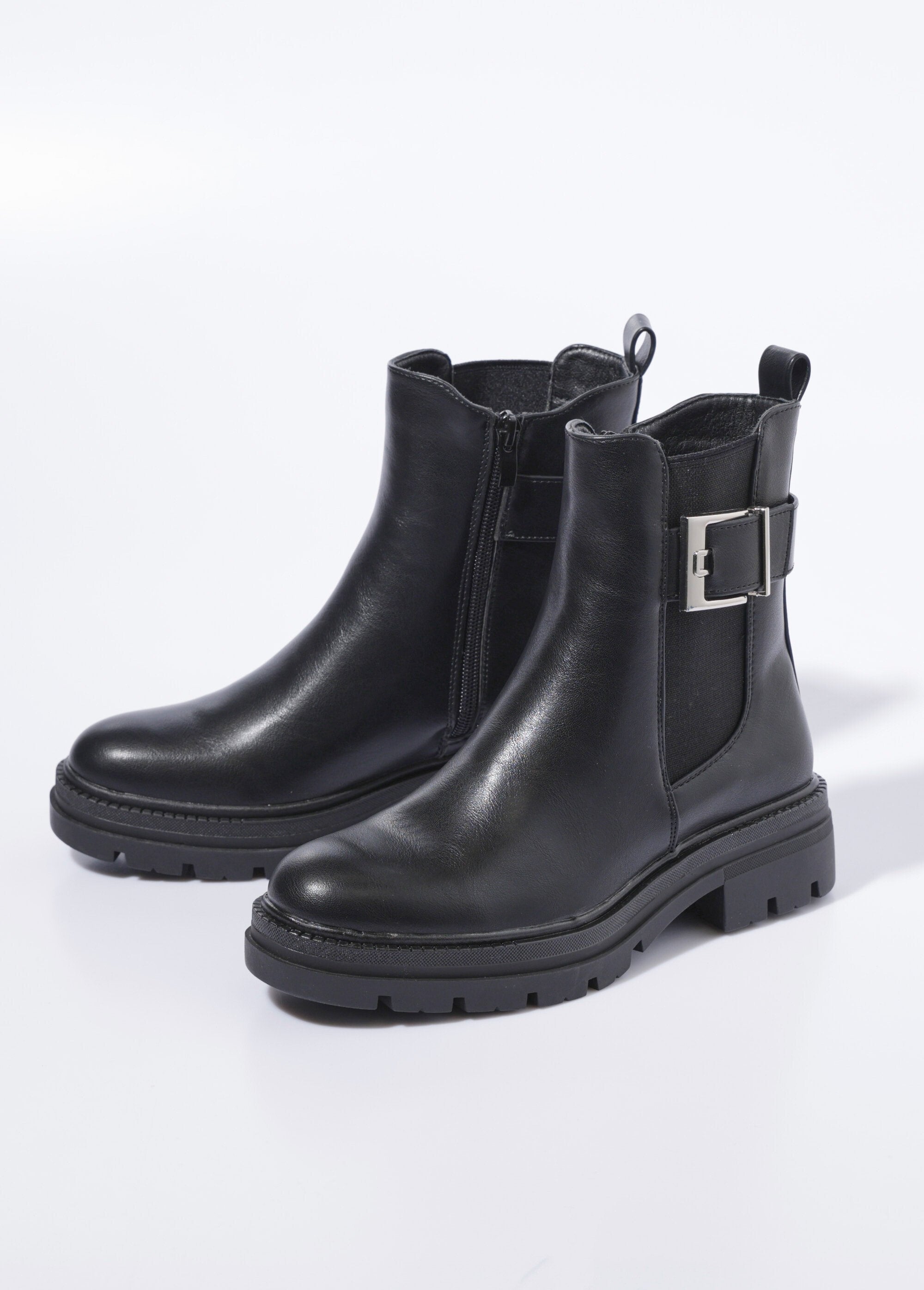 Botas_Chelsea_con_suela_dentada_y_hebilla_Negro_DE1_slim