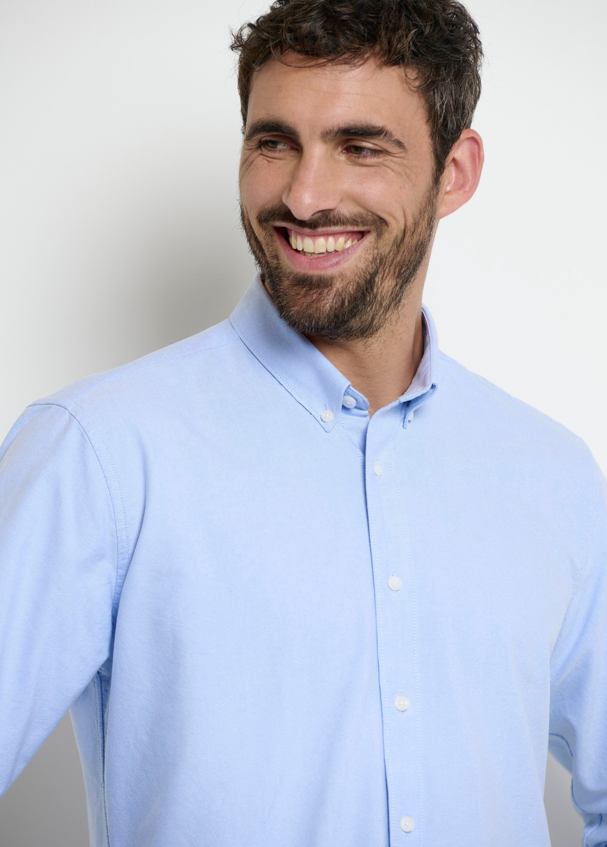 Camisa_clásica_Oxford_con_cuello_abotonado_Azul_DE1_slim