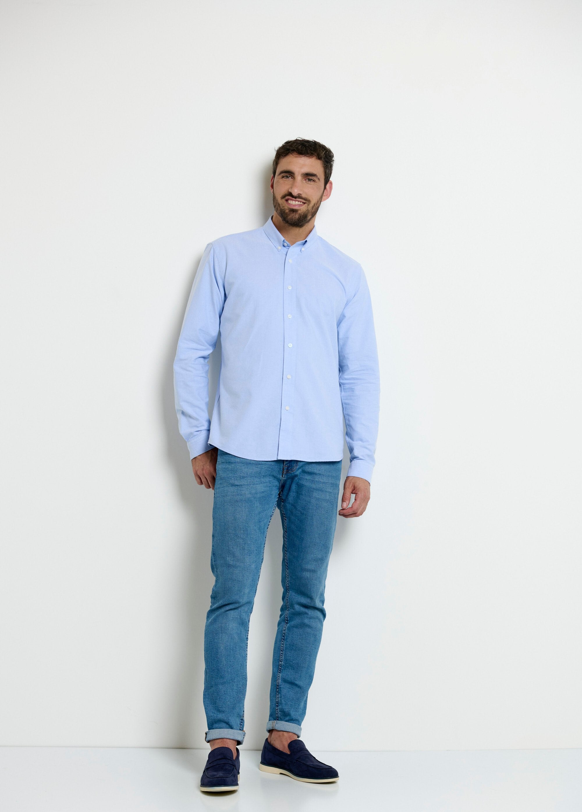 Camisa_clásica_Oxford_con_cuello_abotonado_Azul_SF1_slim