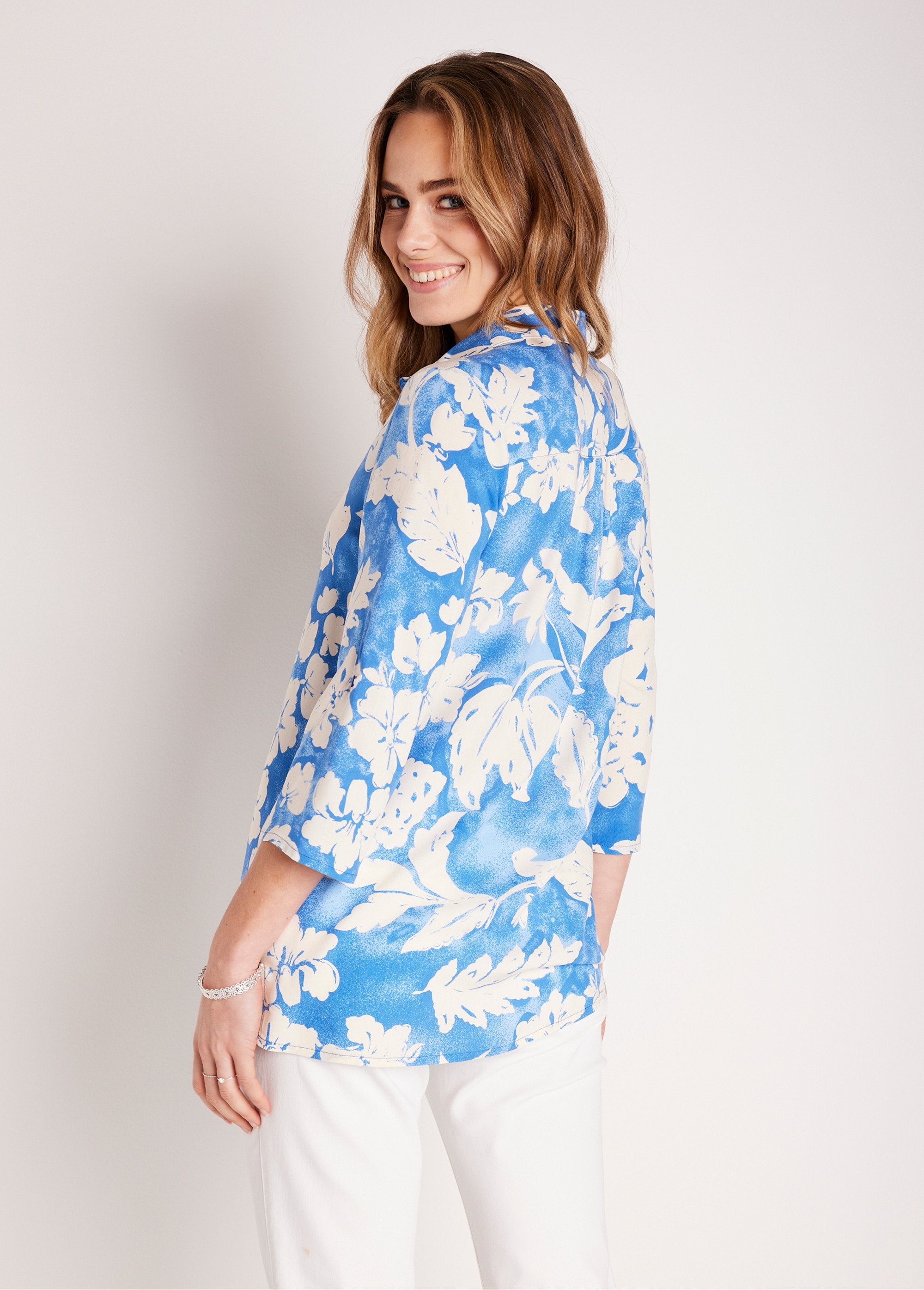 Blusa_holgada_larga_de_flores_Azul_y_blanco_DO1_slim