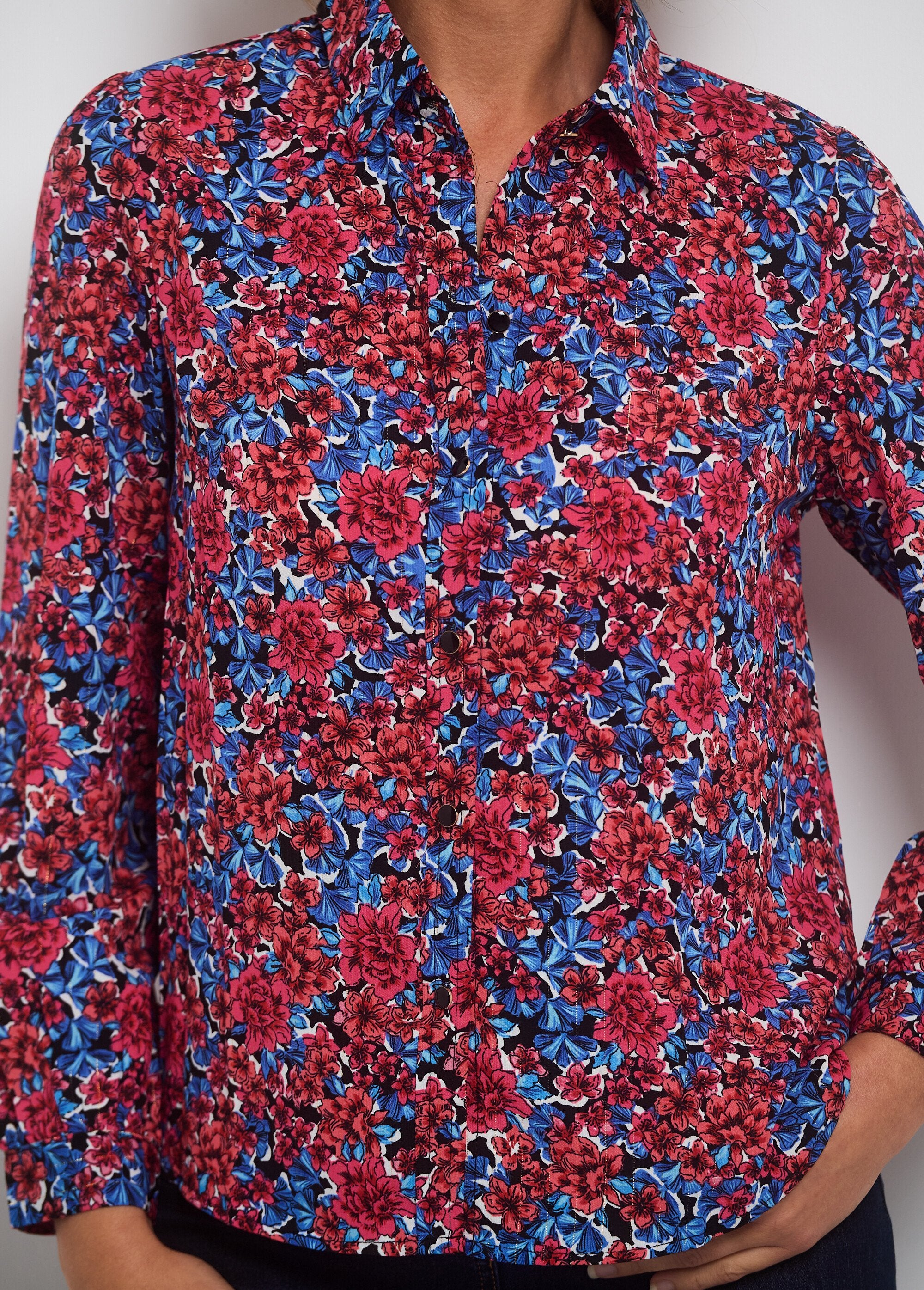 Blusa_abotonada_con_hilo_brillante_Bleu_et_rouge_DE1_slim