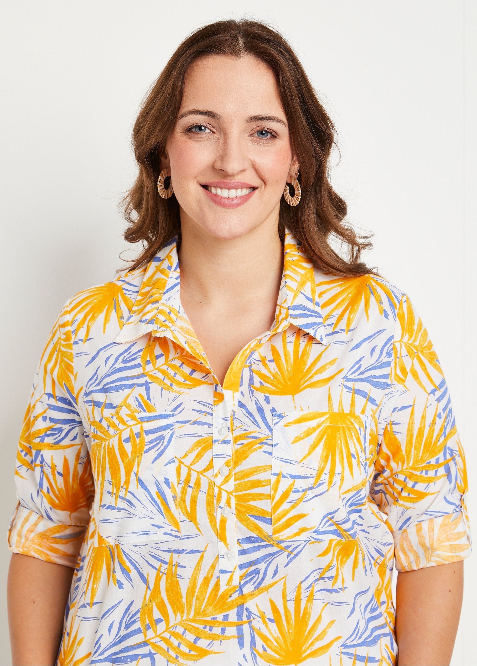 Blusa_larga_de_algodón_estampada_con_botones_Estampado_amarillo_DE1_curvy