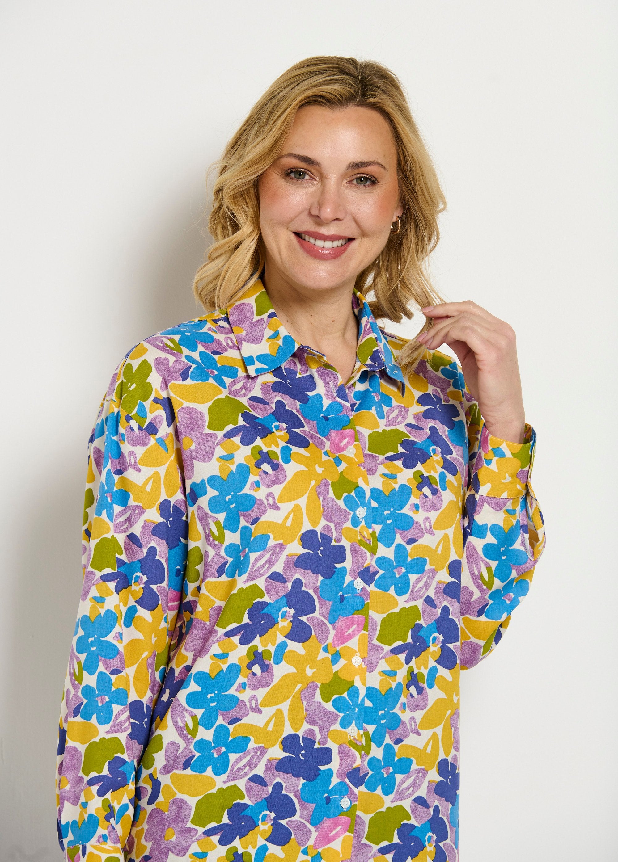 Blusa_larga_fluida_con_estampado_floral_y_botones_Multicolor_DE1_slim