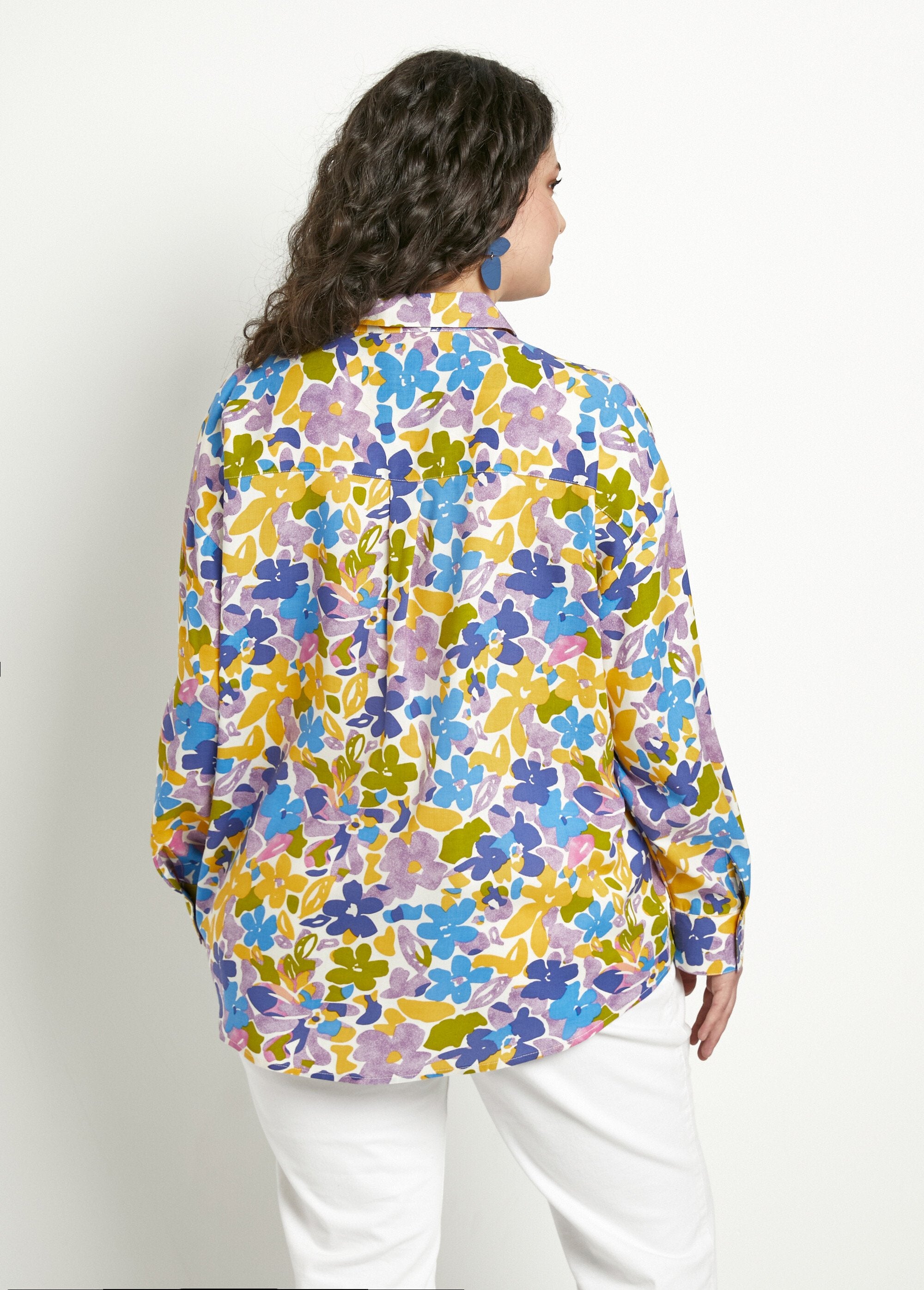 Blusa_larga_fluida_con_estampado_floral_y_botones_Multicolor_DO1_curvy