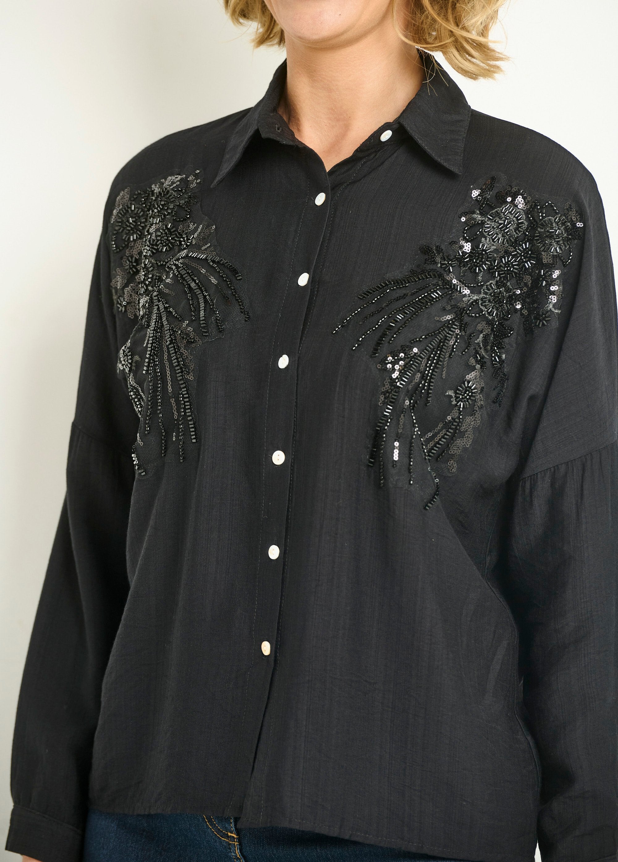 Blusa_bordada_con_perlas_y_lentejuelas_Noir_DE1_slim