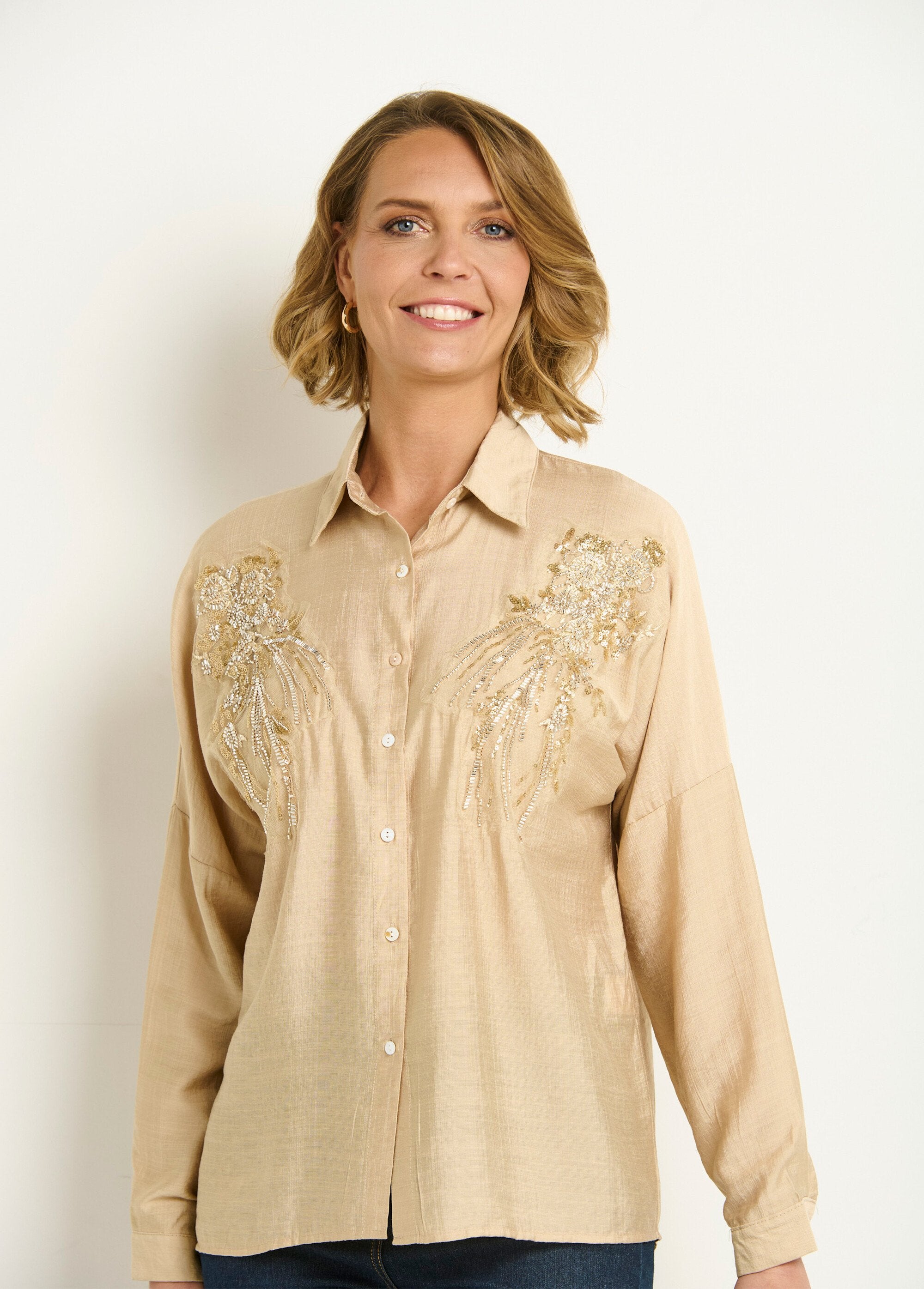 Blusa_bordada_con_perlas_y_lentejuelas_Beige_DE1_slim