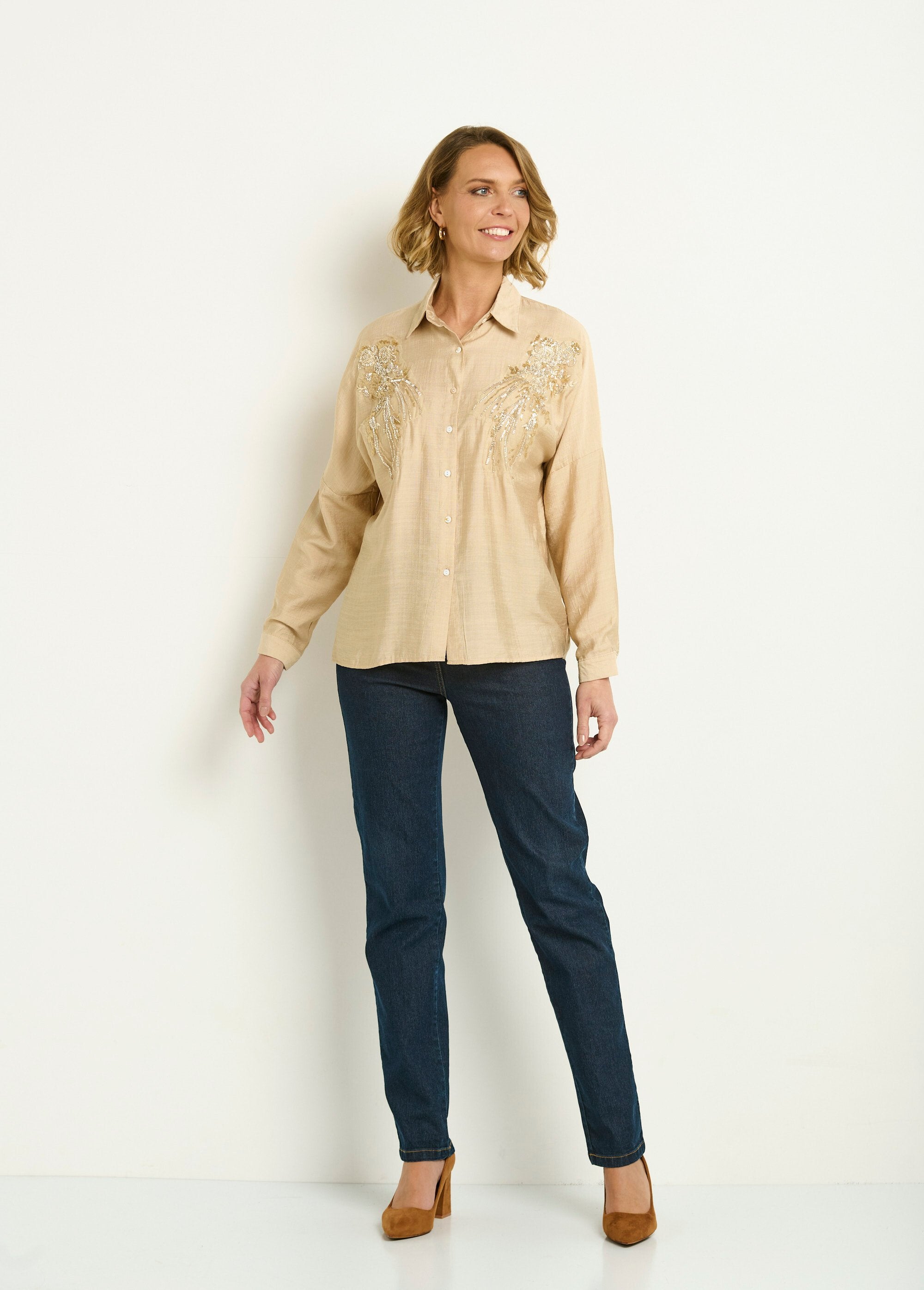 Blusa_bordada_con_perlas_y_lentejuelas_Beige_SF1_slim