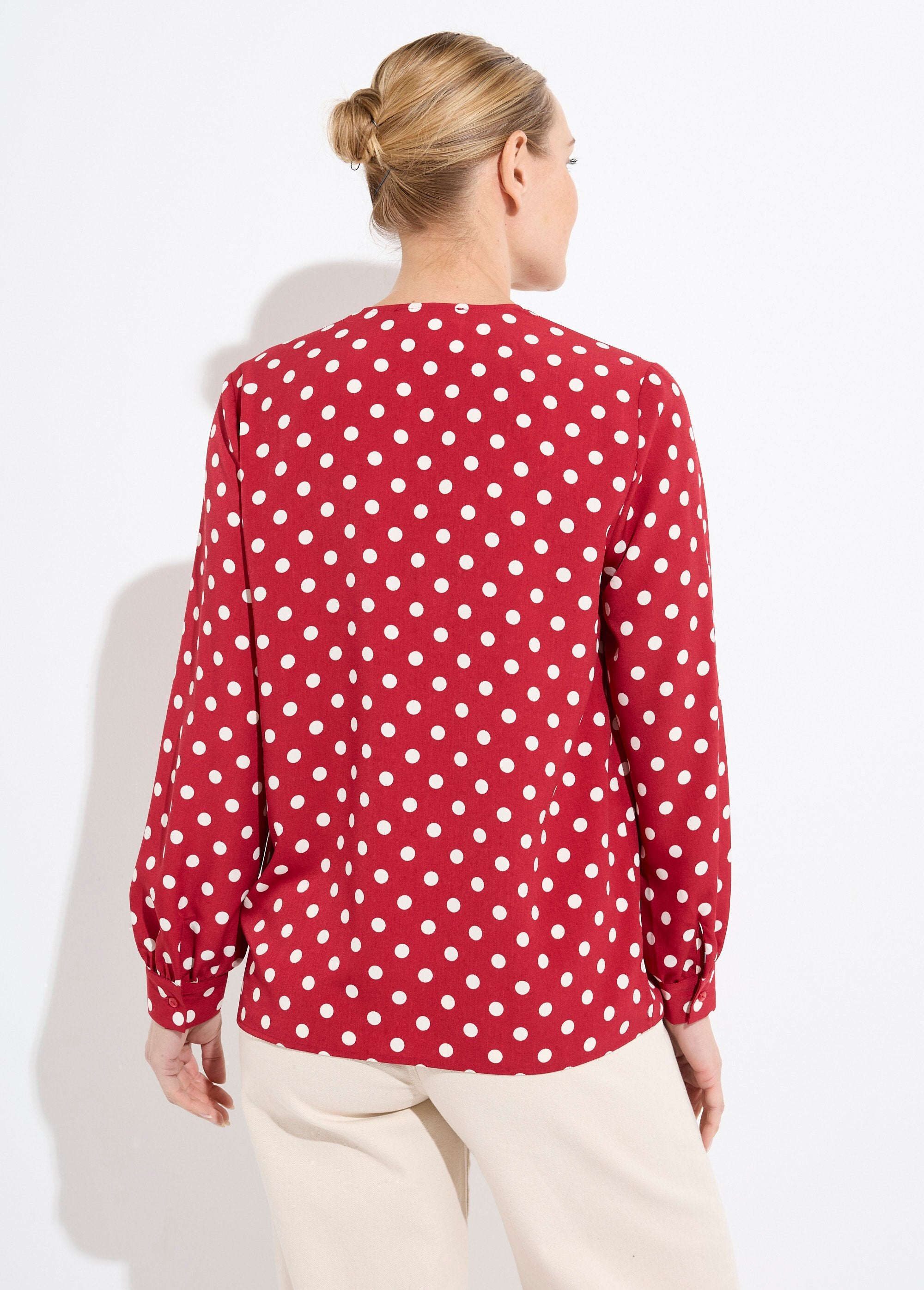 Blusa_de_manga_larga_con_estampado_de_lunares_y_cuello_en_V_Burdeos_y_crudo_DO1_slim