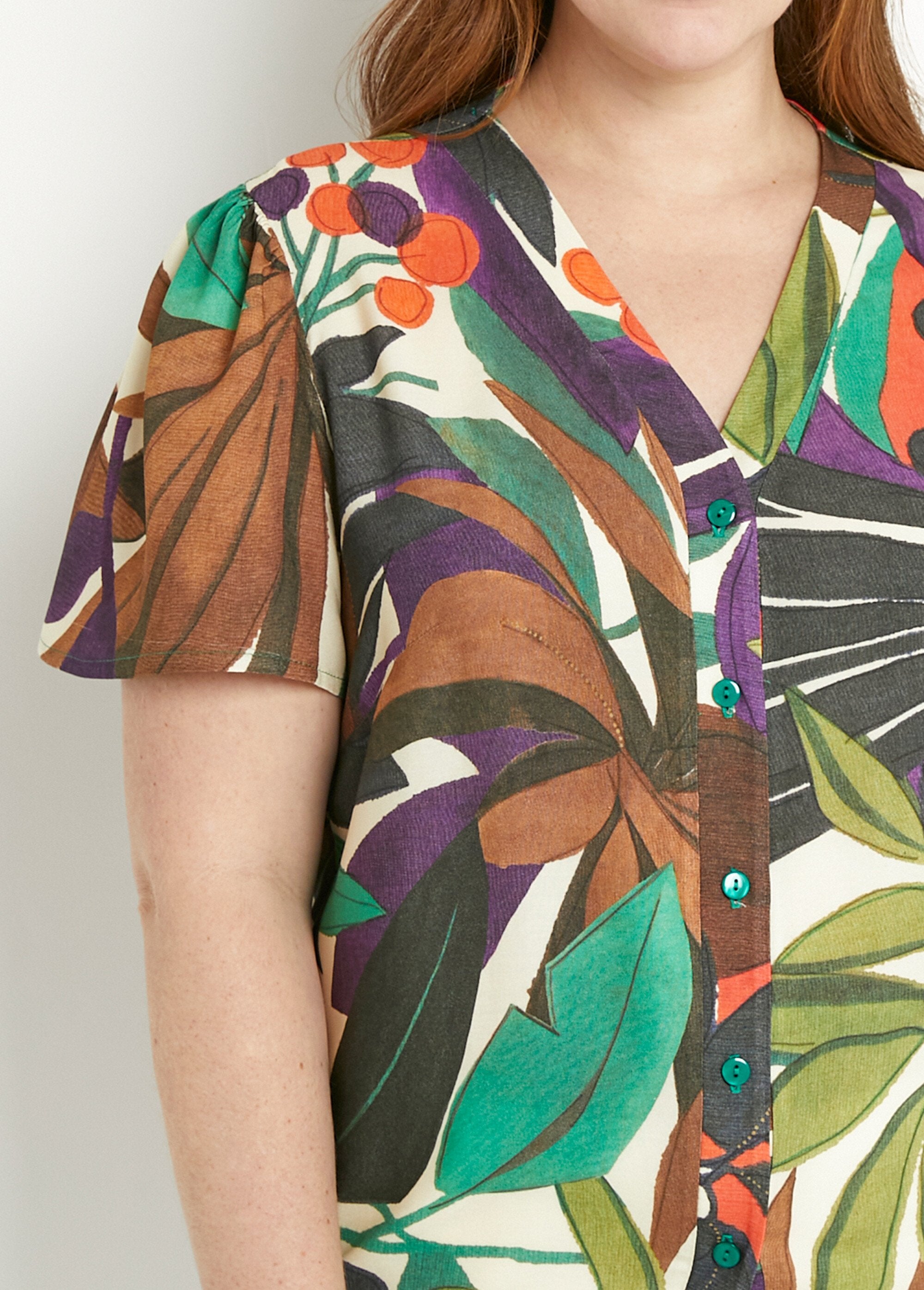 Blusa_de_manga_corta_con_cuello_en_V_y_estampado_de_plantas_Multicolor_DE1_curvy