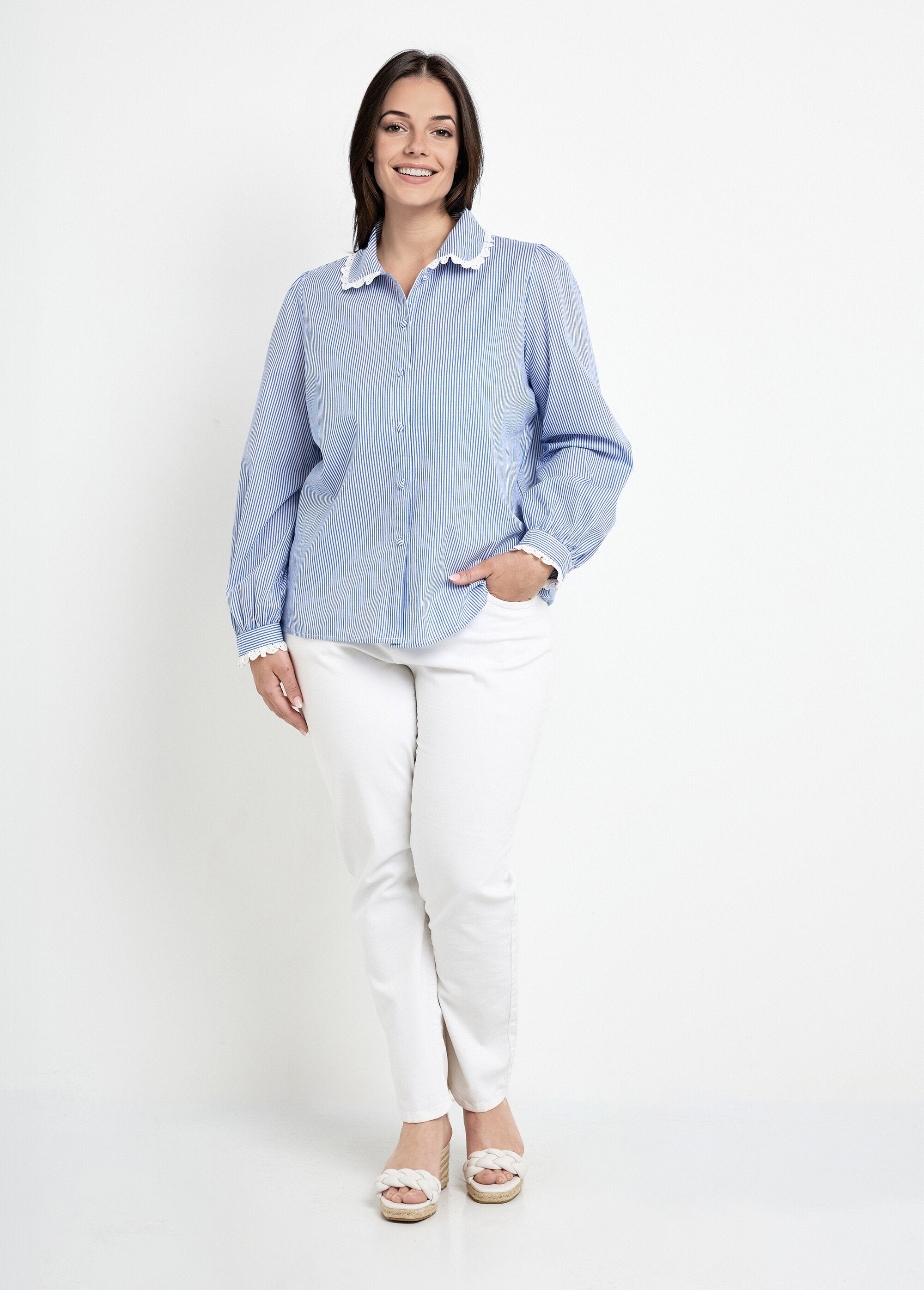 Blusa_con_detalles_de_encaje_y_cuello_redondo._Rayas_azules__SF1_curvy