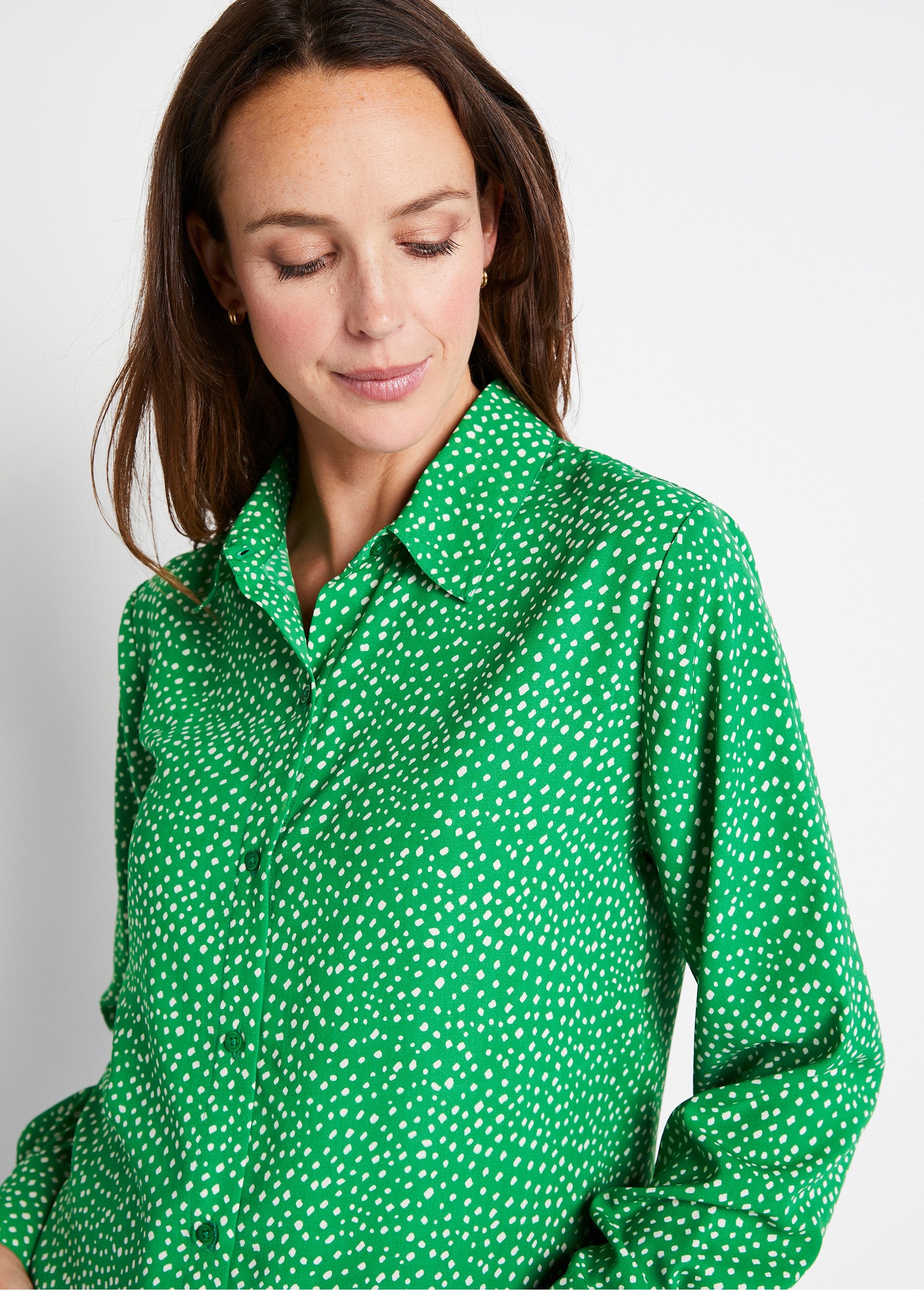 Blusa_recta_abotonada_con_estampado_de_lunares_Verde_crudo_DE1_slim