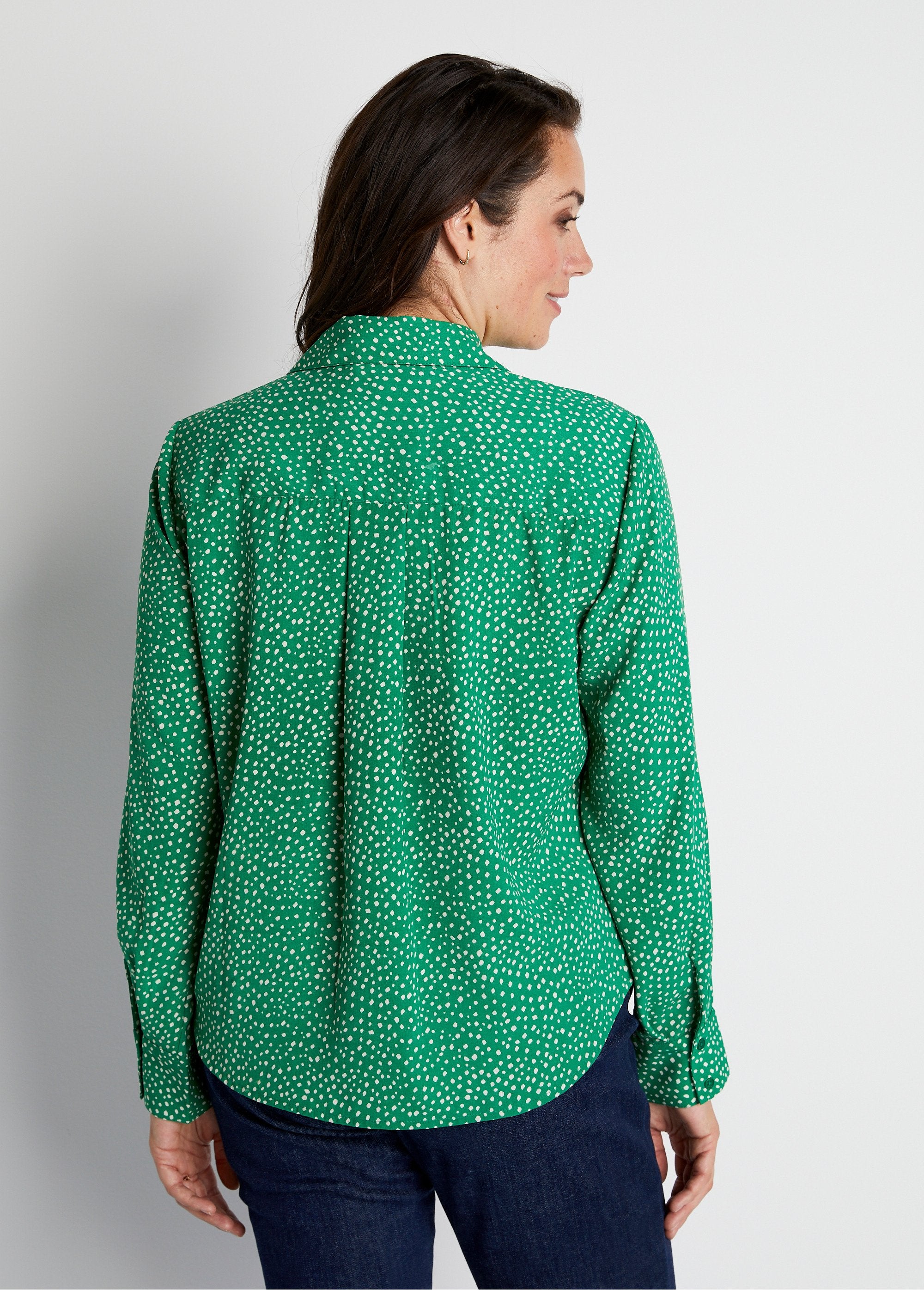 Blusa_recta_abotonada_con_estampado_de_lunares_Verde_crudo_DO1_curvy