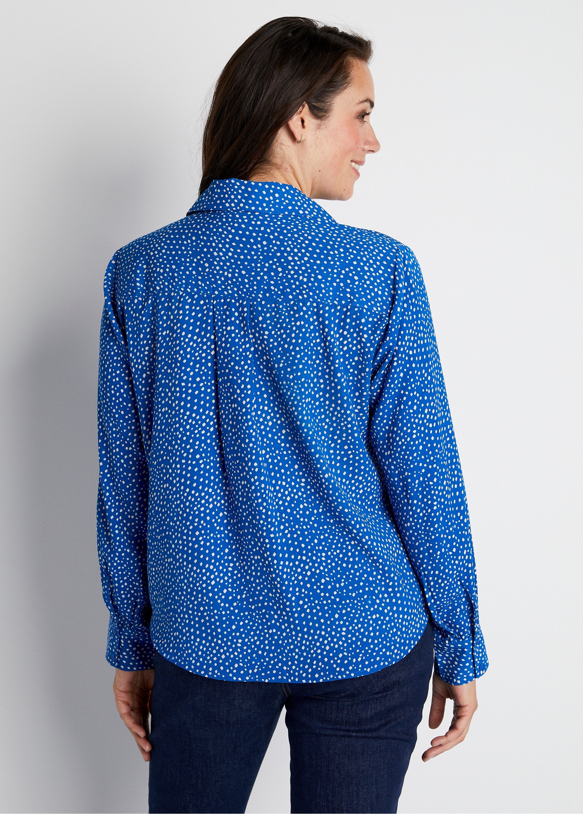 Blusa_recta_abotonada_con_estampado_de_lunares_Azul_crudo_DO1_curvy