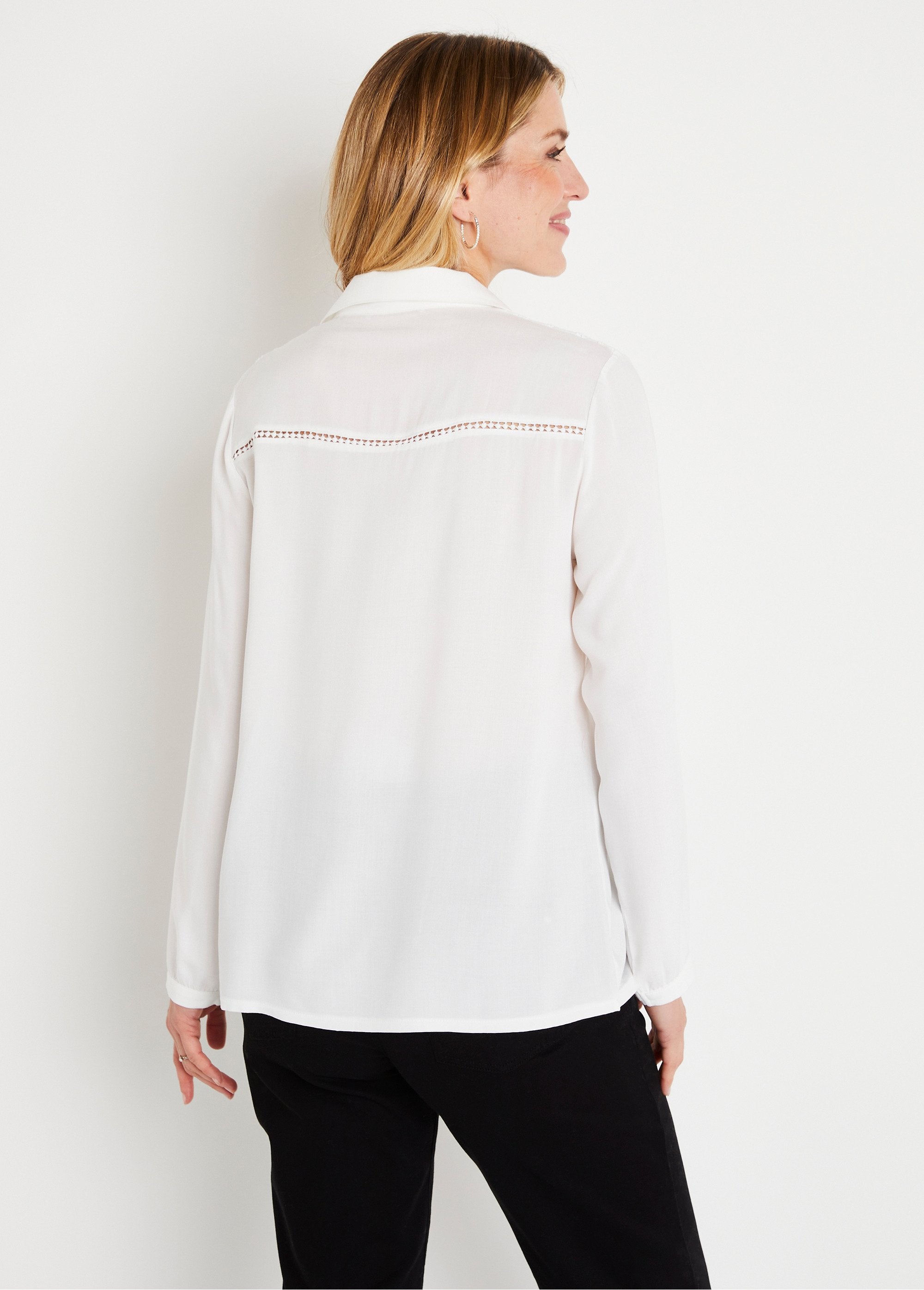 Blusa_lisa_bordada_con_botones_Ecru_DO1_slim