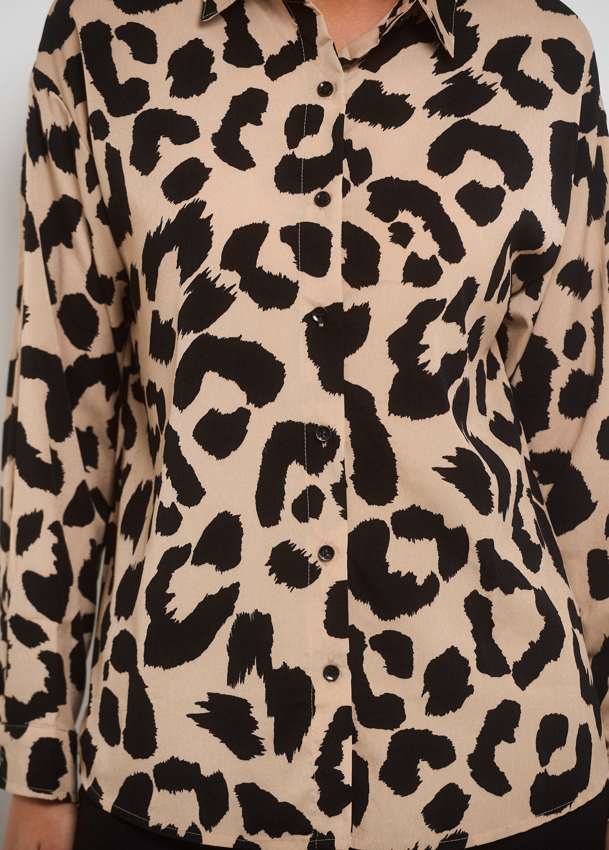 Elegante_blusa_con_estampado_de_leopardo_Beige_et_noir_DE3_slim