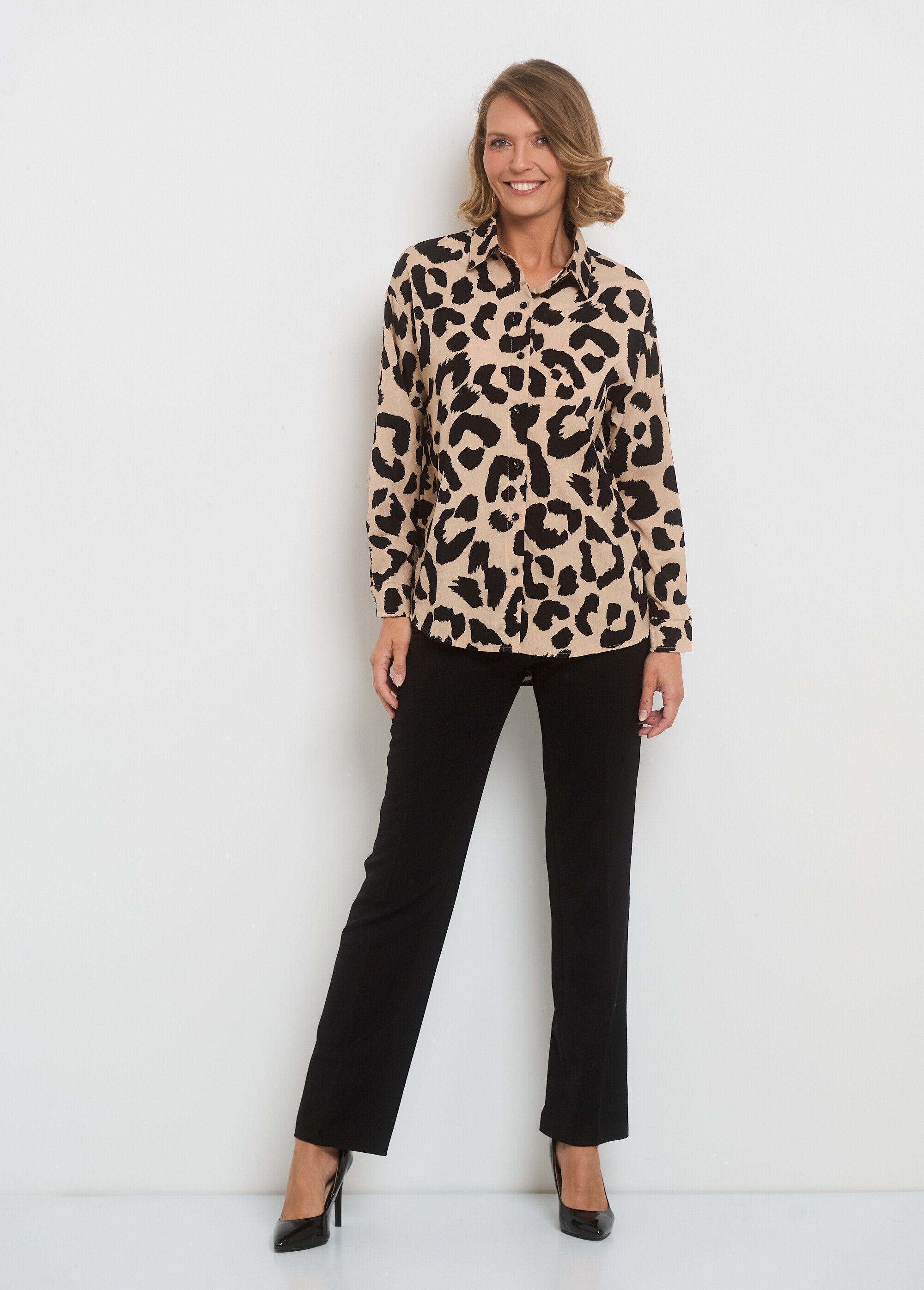 Elegante_blusa_con_estampado_de_leopardo_Beige_et_noir_SF1_slim