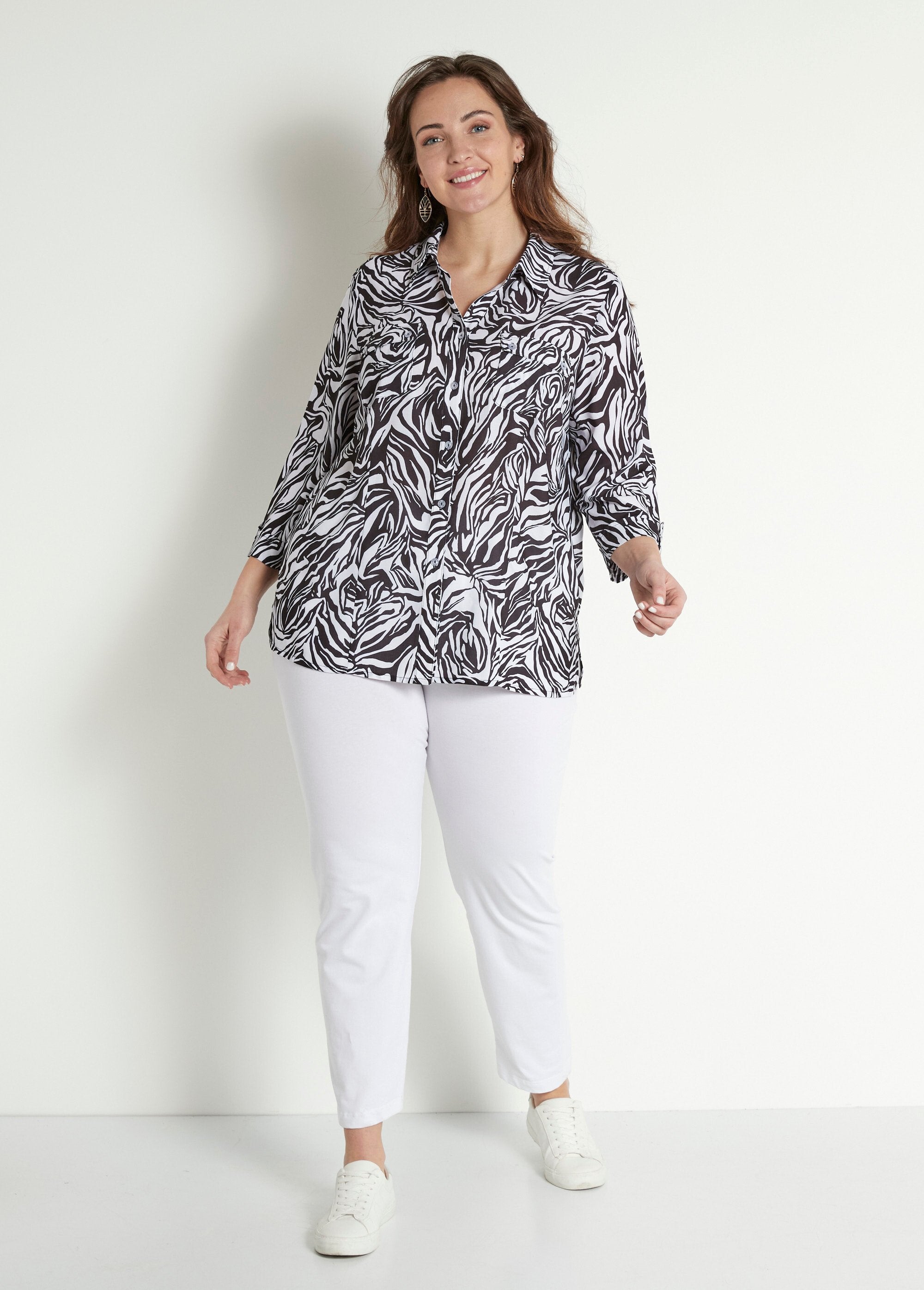 Blusa_larga_abotonada_y_manga_3/4_piel_animal_En_blanco_y_negro_SF1_curvy