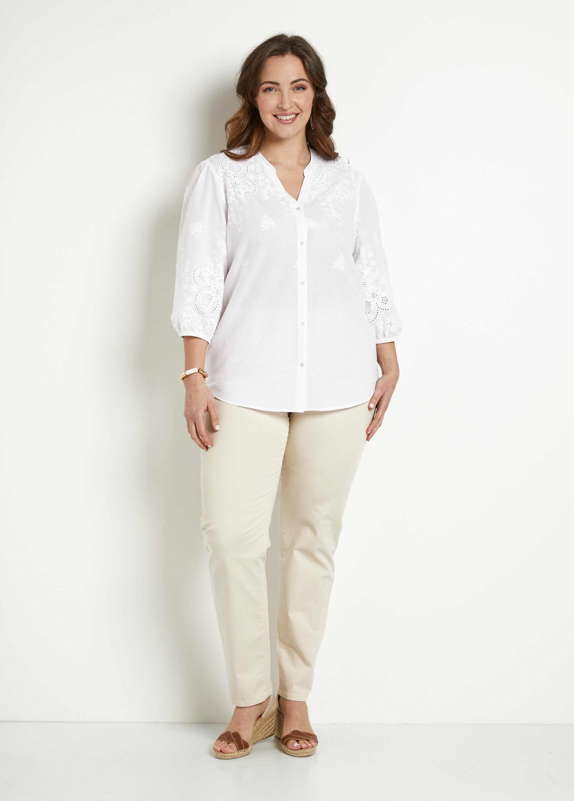 Blusa_larga_de_algodón_bordada_con_manga_3/4_Blanco,_Blanca_SF1_curvy