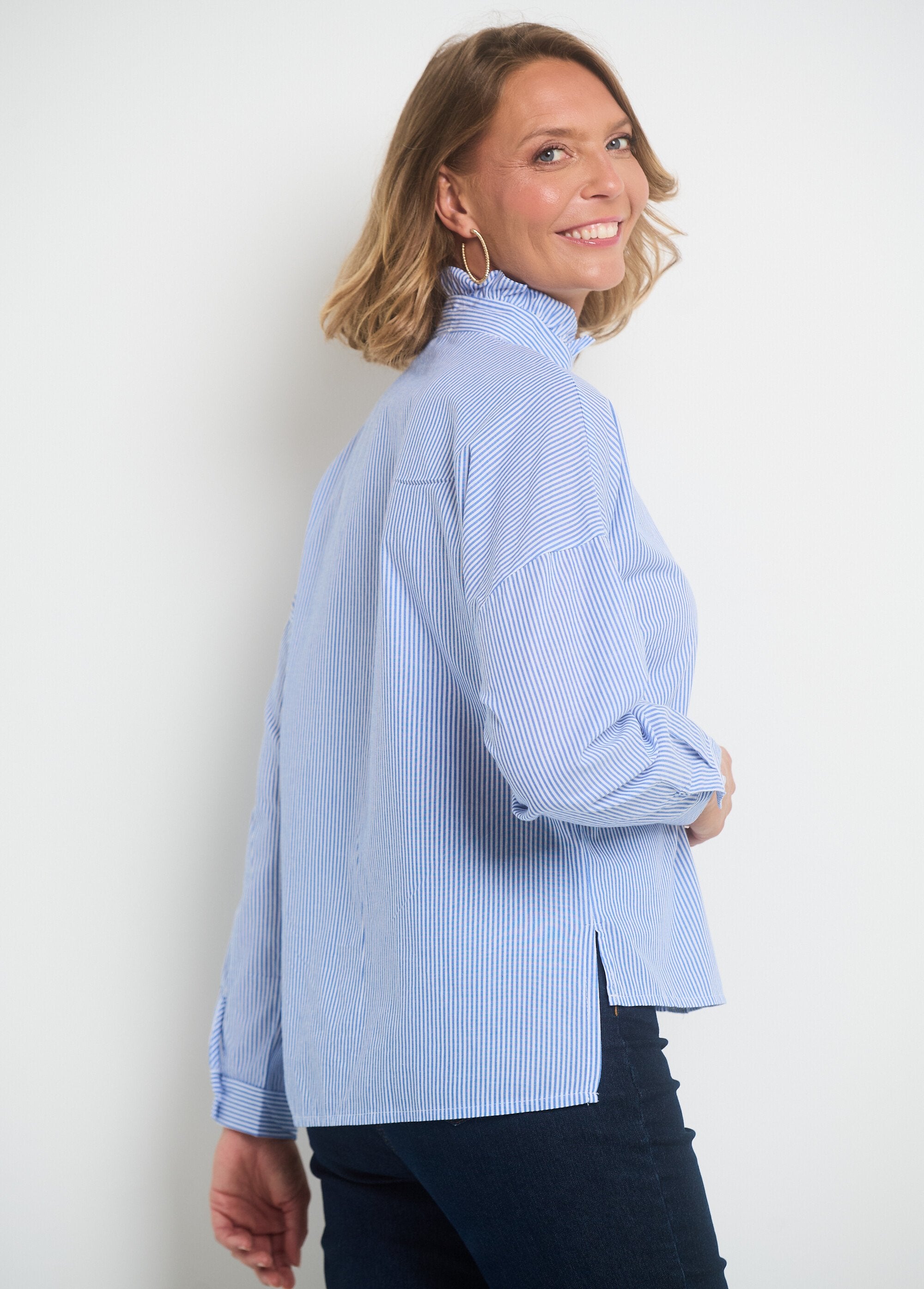 Blusa_de_rayas_con_cuello_alto_plisado_Bleu_et_blanc_DR1_slim