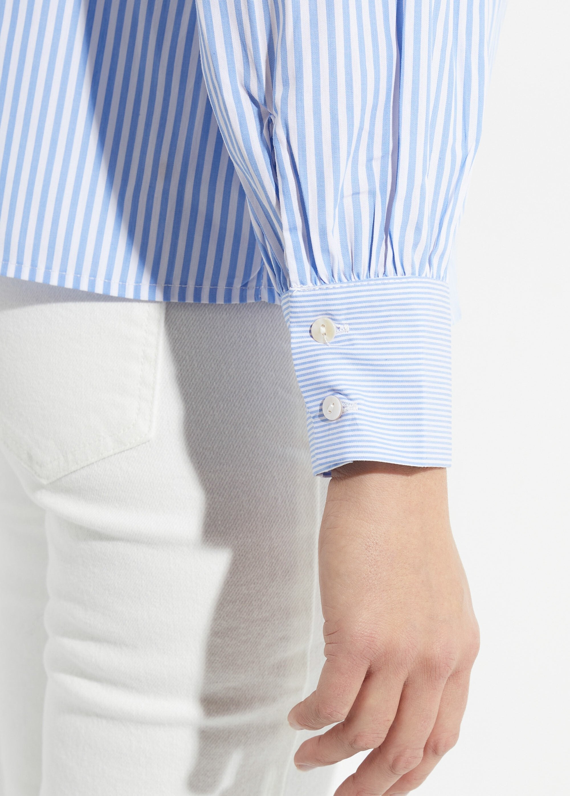 Blusa_plisada_de_rayas_con_cuello_alto_Rayas_azules_DE2_slim