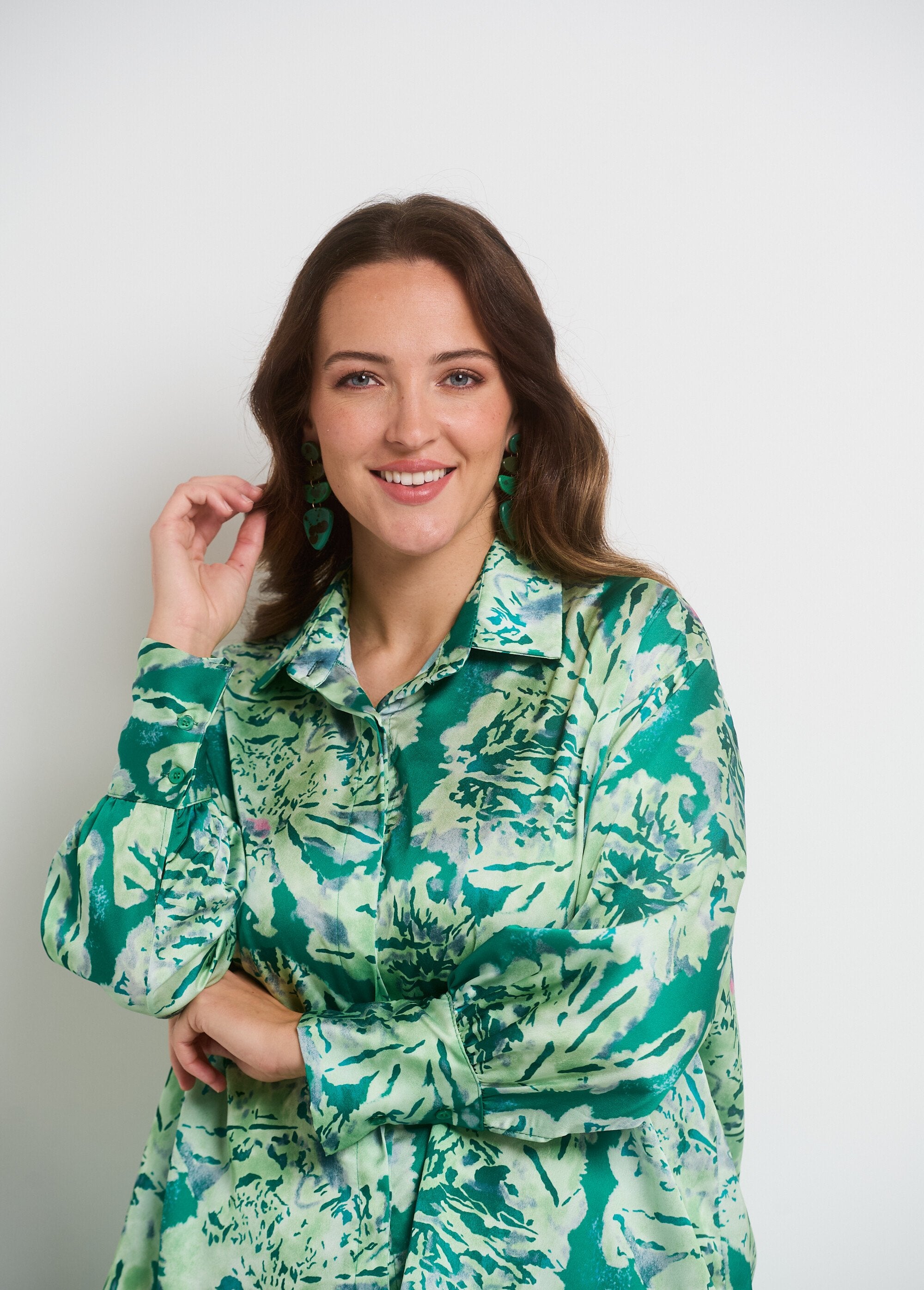 Blusa_de_satén_acuarelado_de_manga_larga_Verde_DE1_curvy