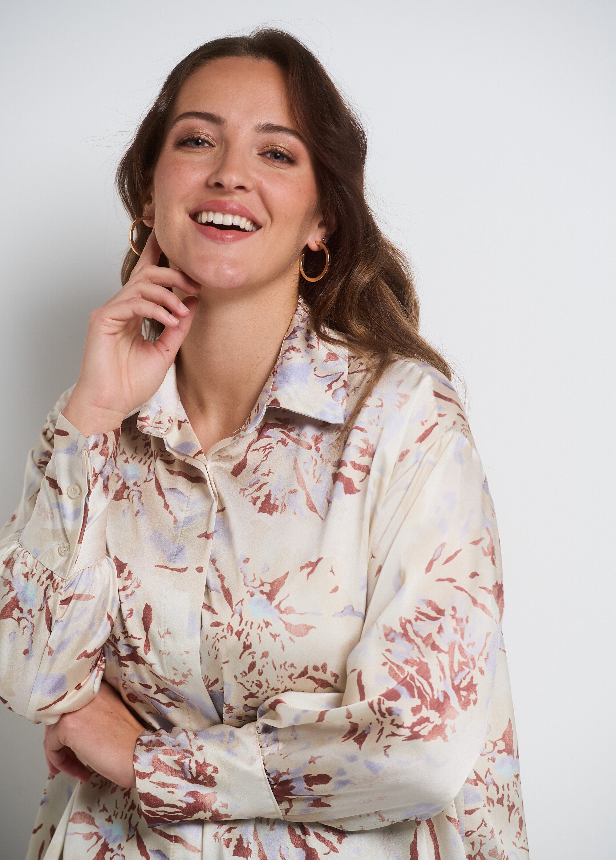 Blusa_de_satén_acuarelado_de_manga_larga_Beige_DE1_curvy