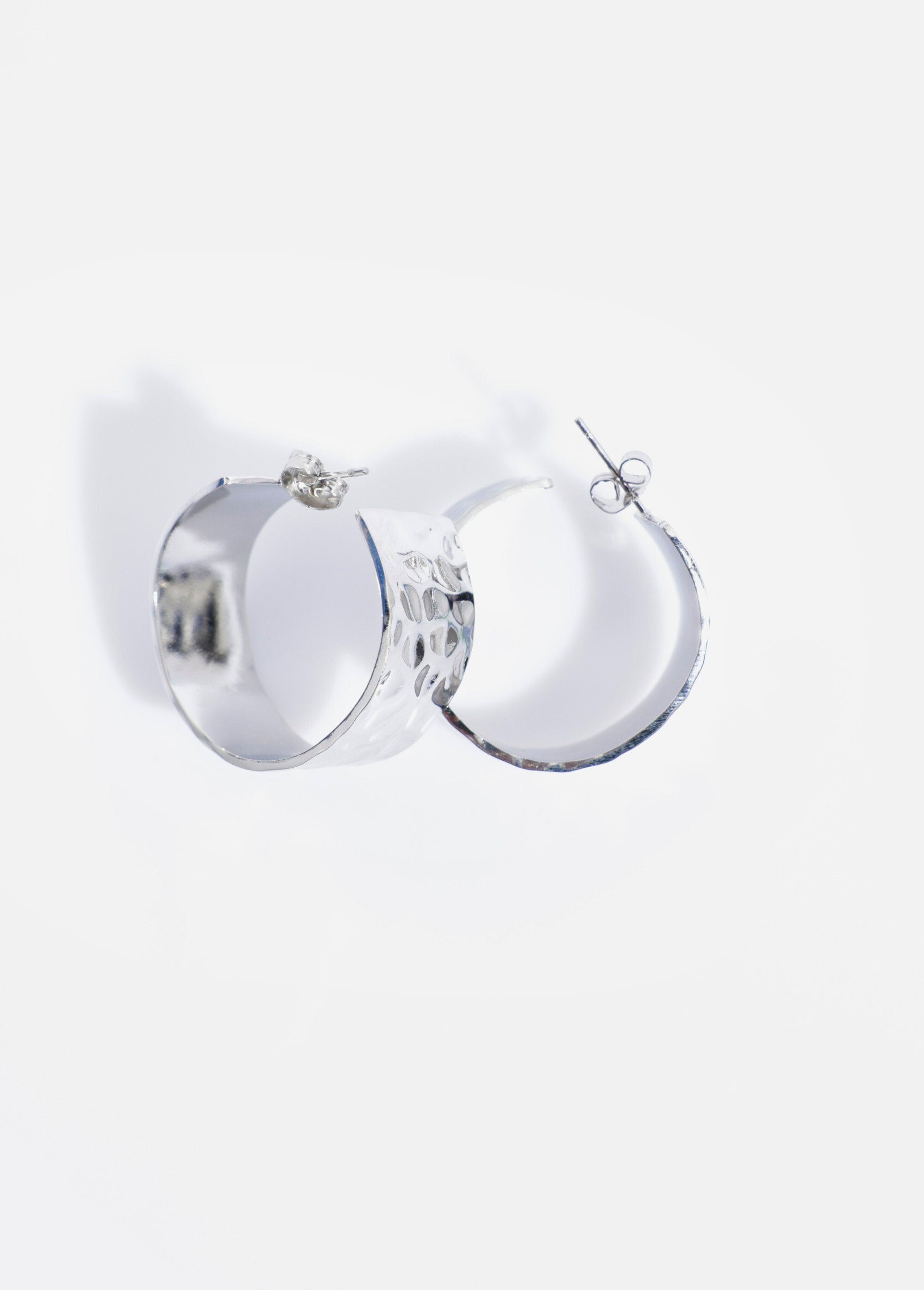 Pendientes_grandes_de_aro_de_acero_inoxidable_martillado_Plata_DE1_slim