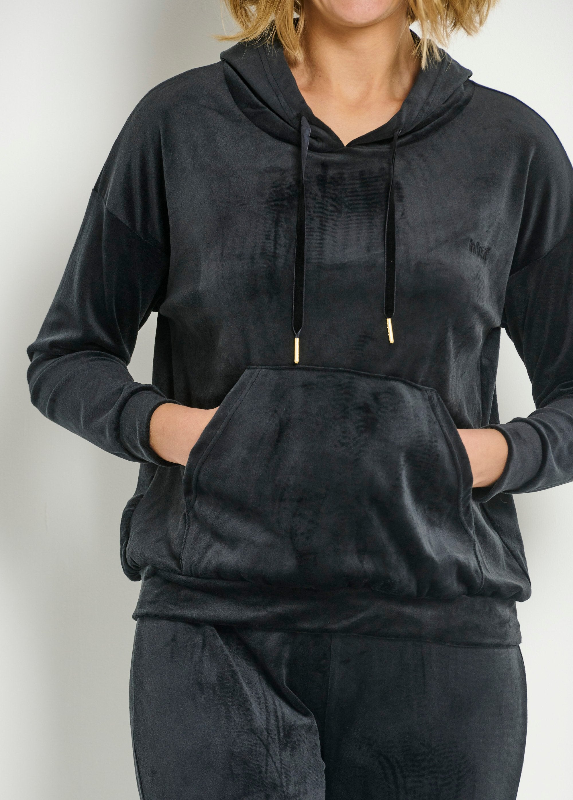 Pijama_de_terciopelo_con_capucha_Negro_DE2_slim