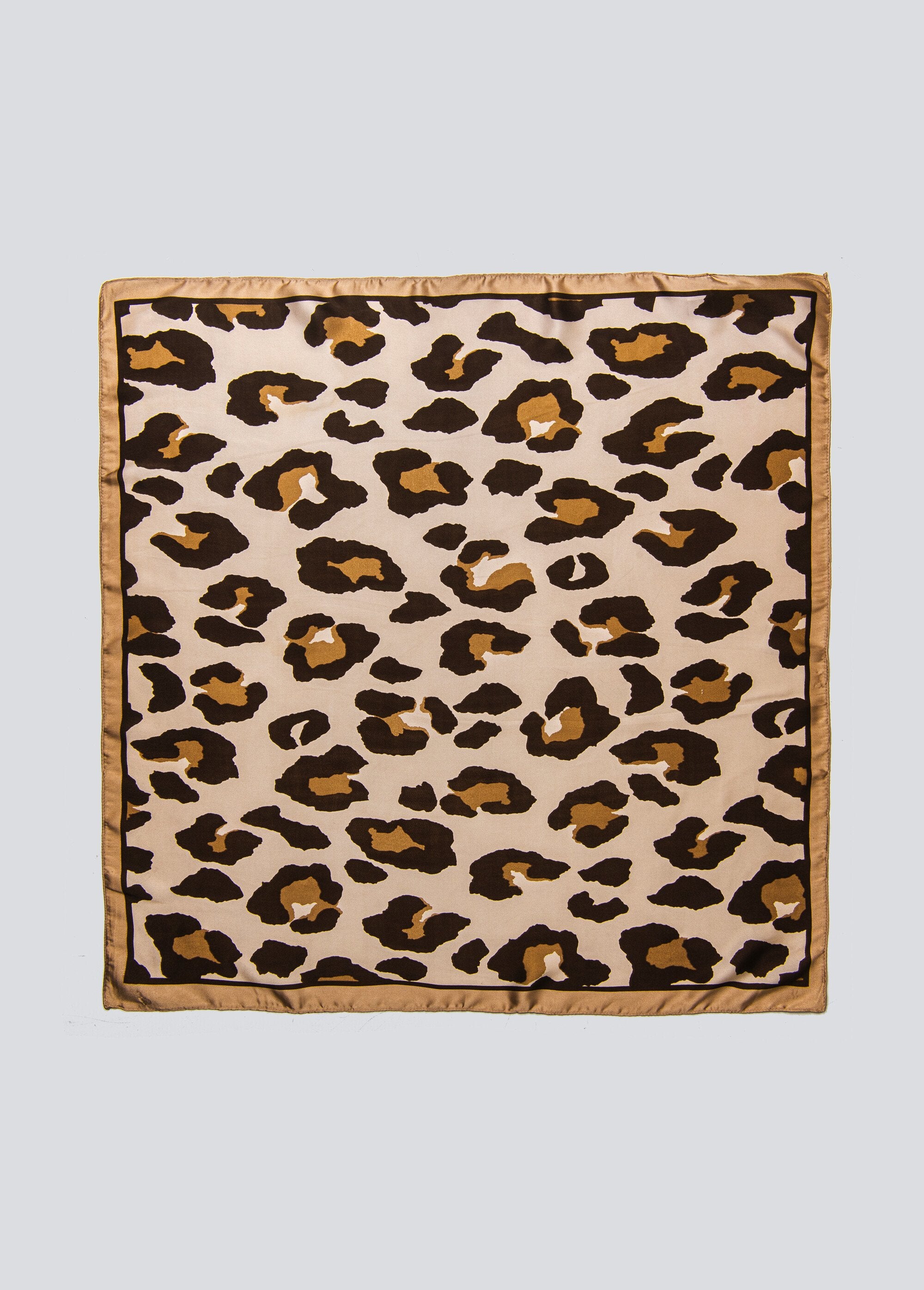 Pañuelo_cuadrado_satinado_con_estampado_de_leopardo_Beige_et_marron_AP1_slim