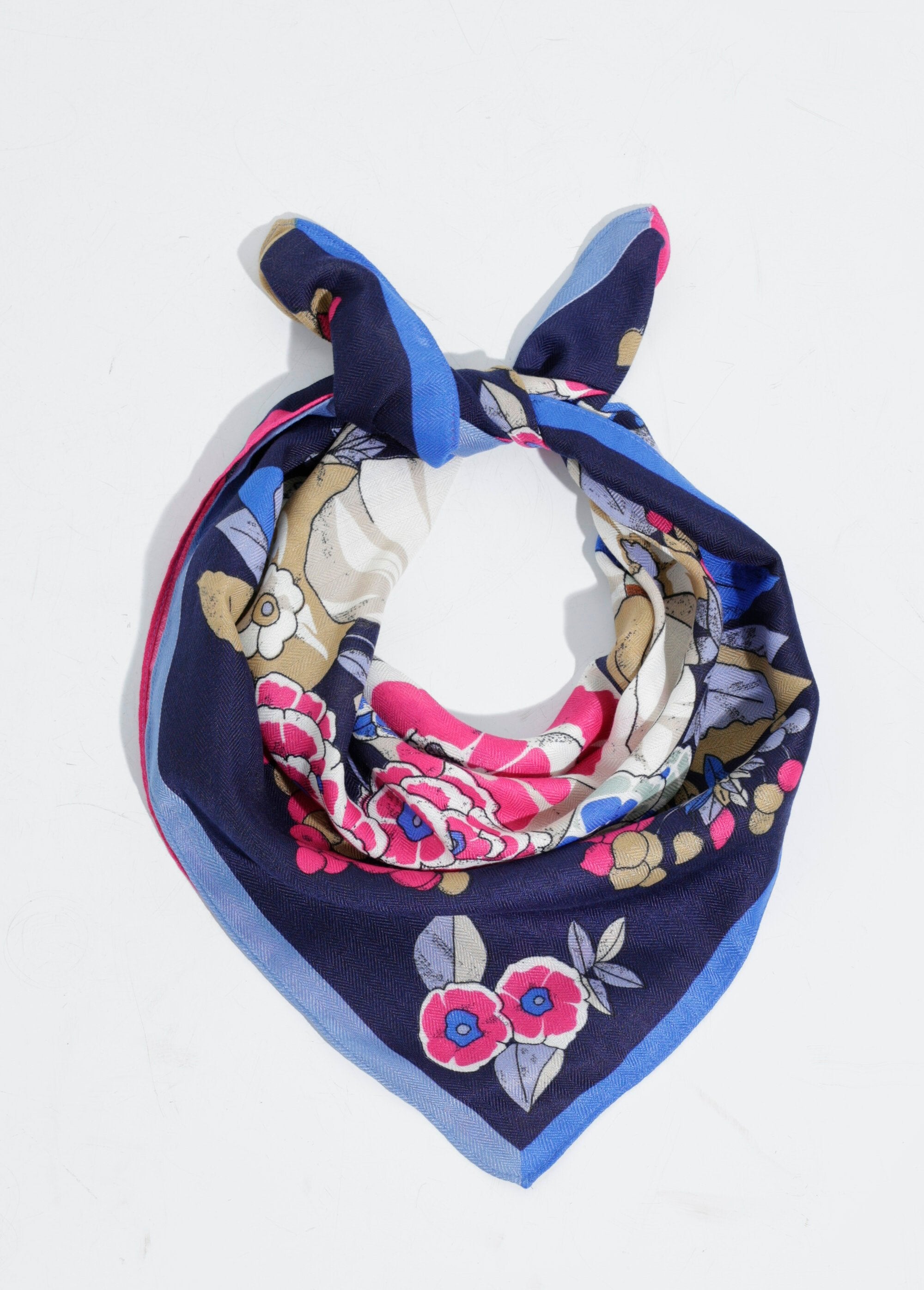 Pañuelo_cuadrado_con_motivo_floral_de_camelia_Azul_marino_y_rosa_FA1_slim