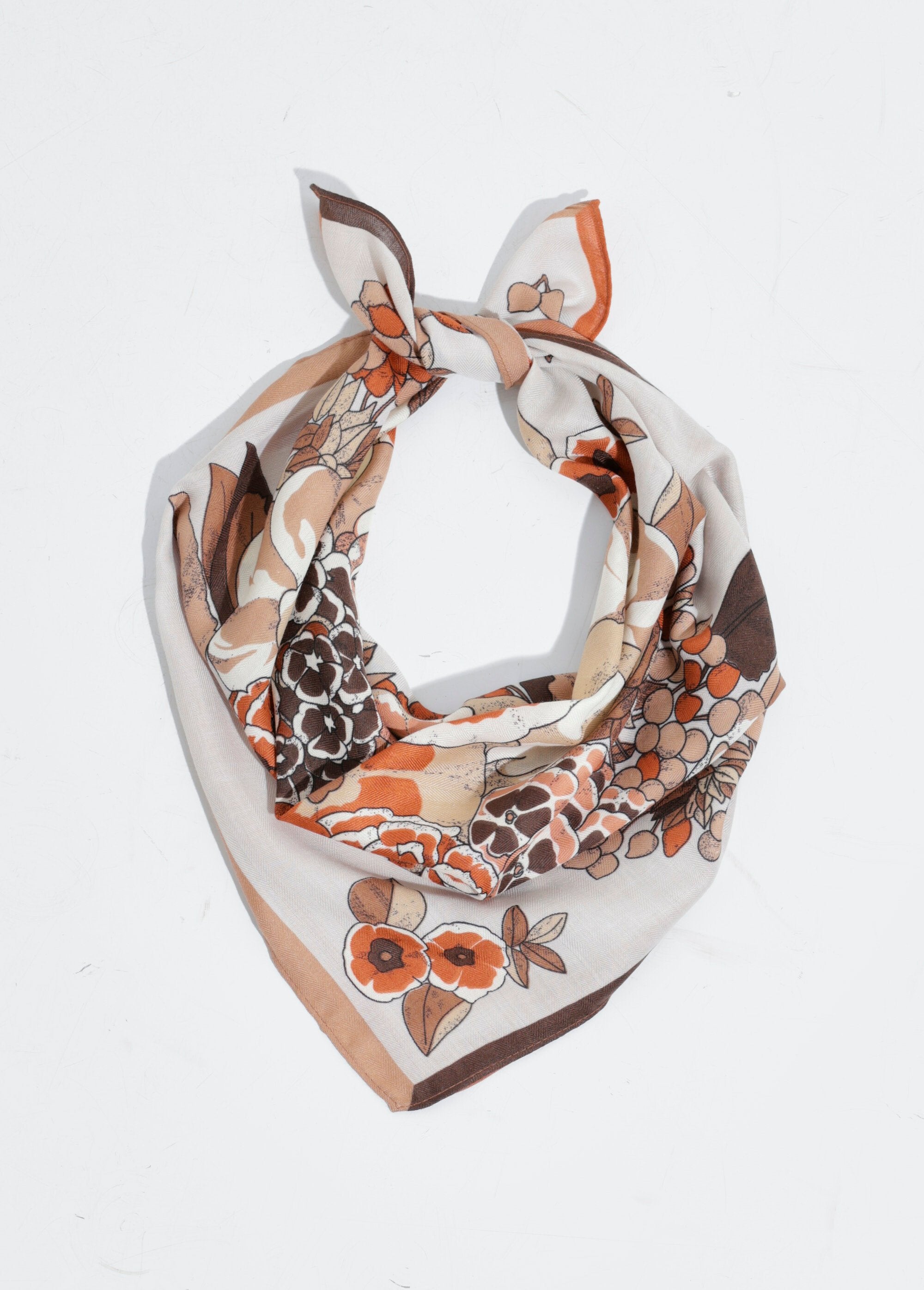 Pañuelo_cuadrado_con_motivo_floral_de_camelia_Crudo_y_ladrillo_FA1_slim