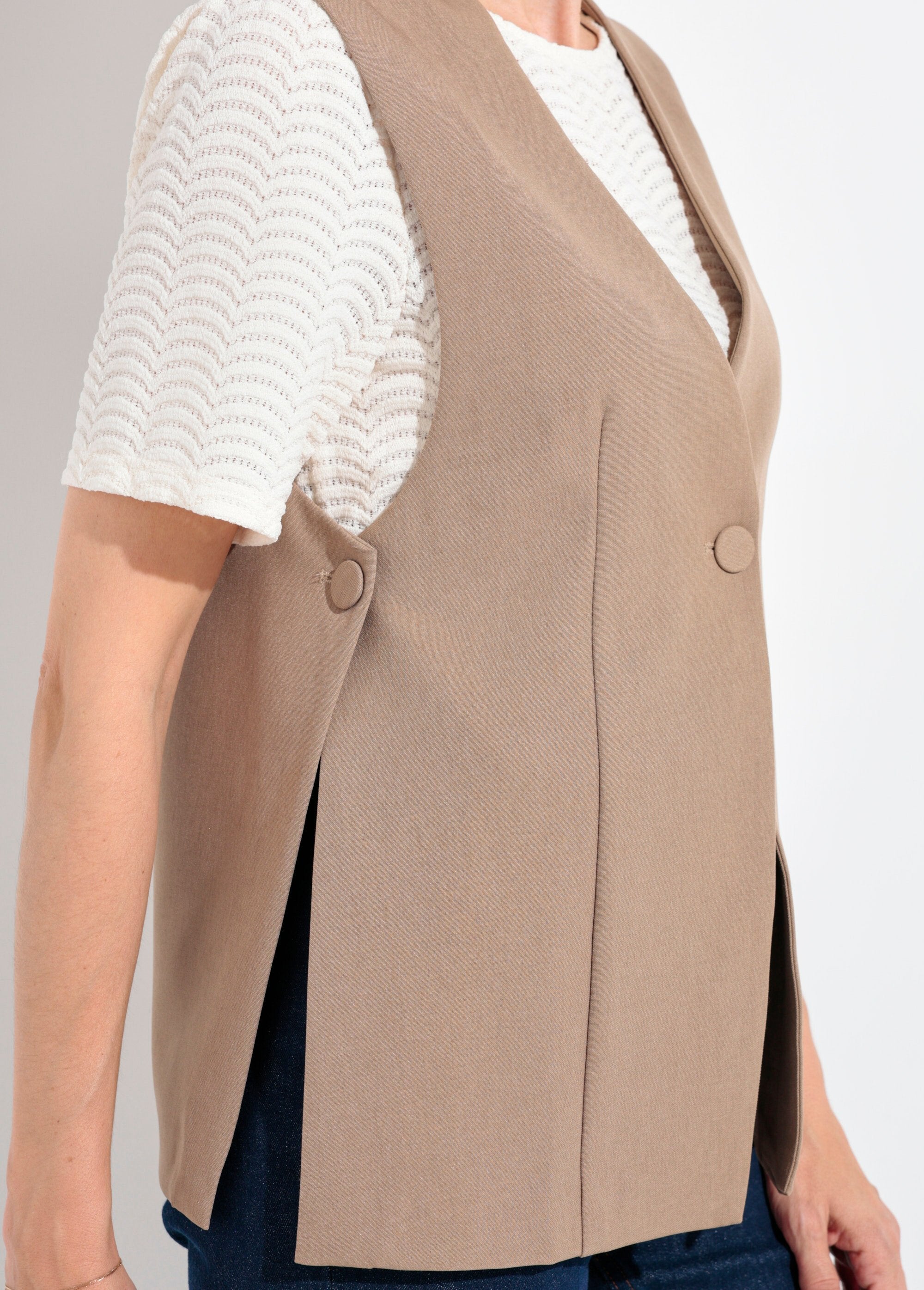 Chaleco_de_traje_sin_mangas_con_botones_laterales_Beige_DE2_slim