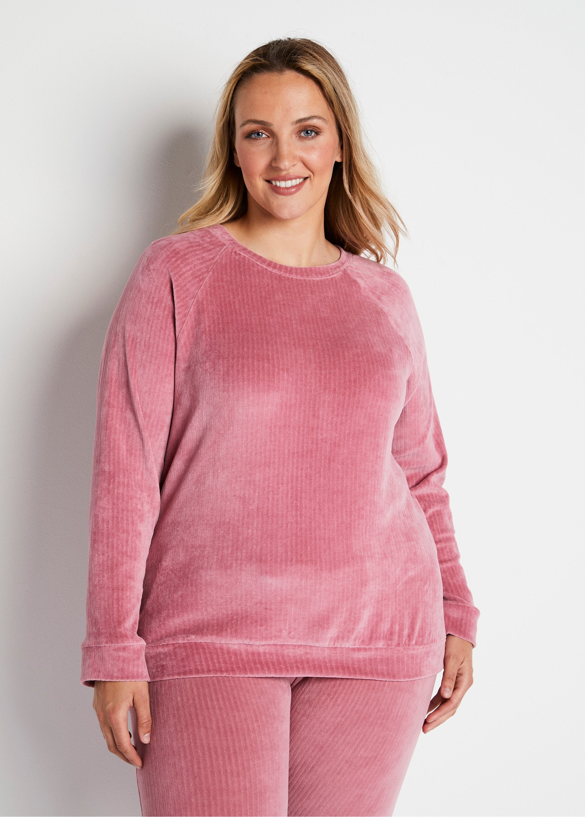 Top_de_pijama_tipo_sudadera_de_pana_Madera_de_rosa_FA1_curvy