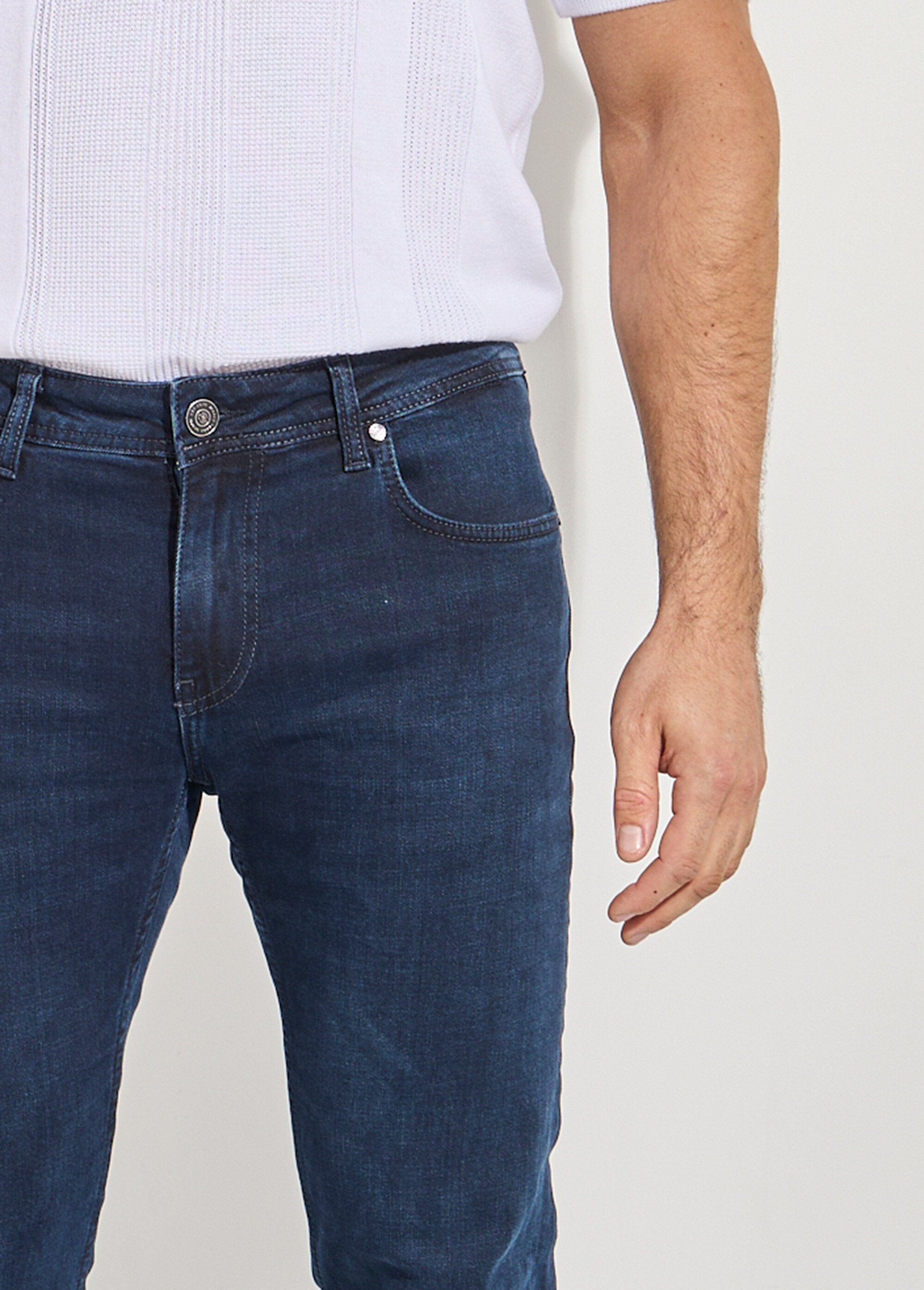 Vaqueros_rectos_de_mezclilla_elástica_con_cinco_bolsillos_Marina_DE1_slim