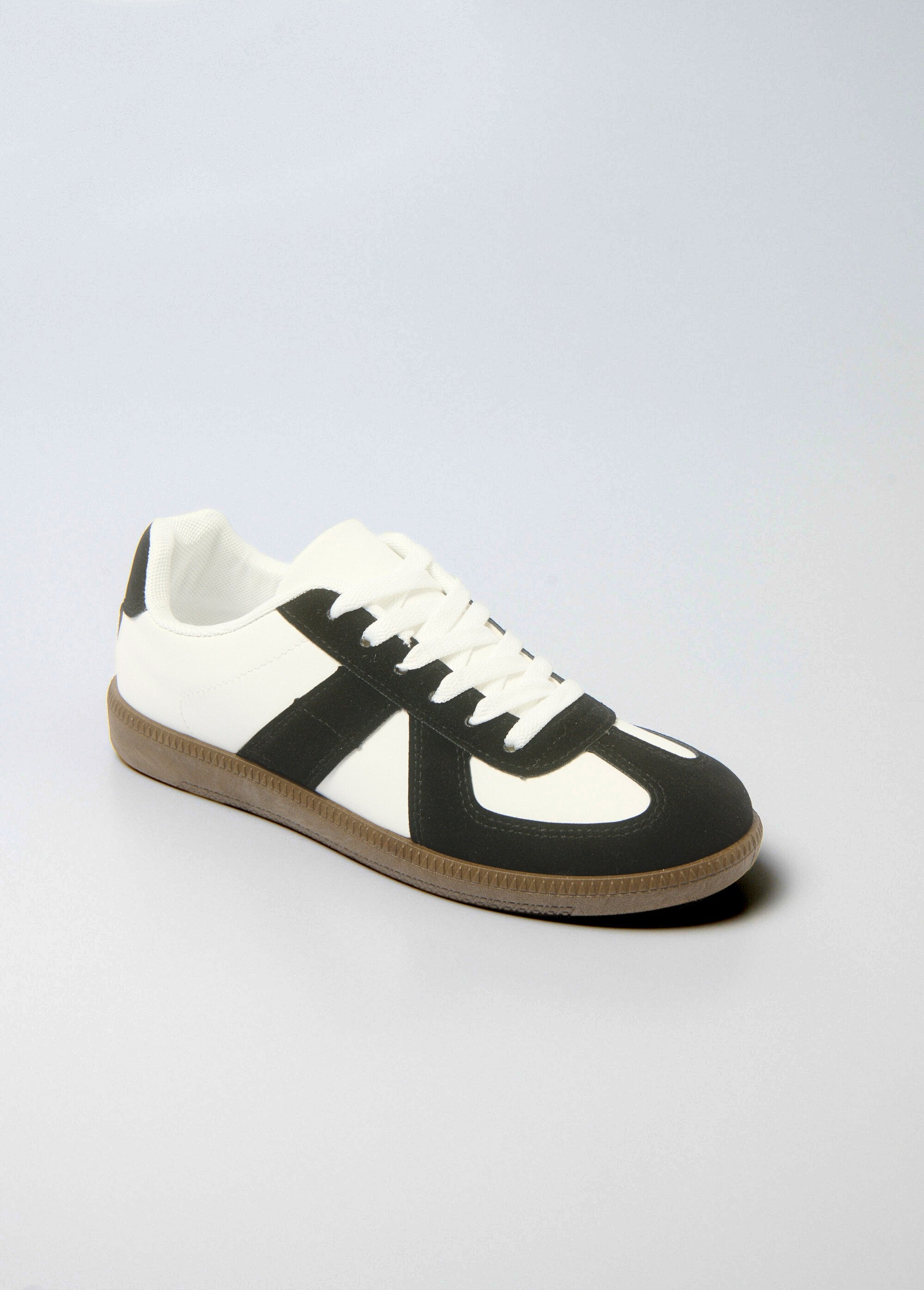 Zapatillas_bicolor_con_detalles_efecto_ante_En_blanco_y_negro_FA1_slim