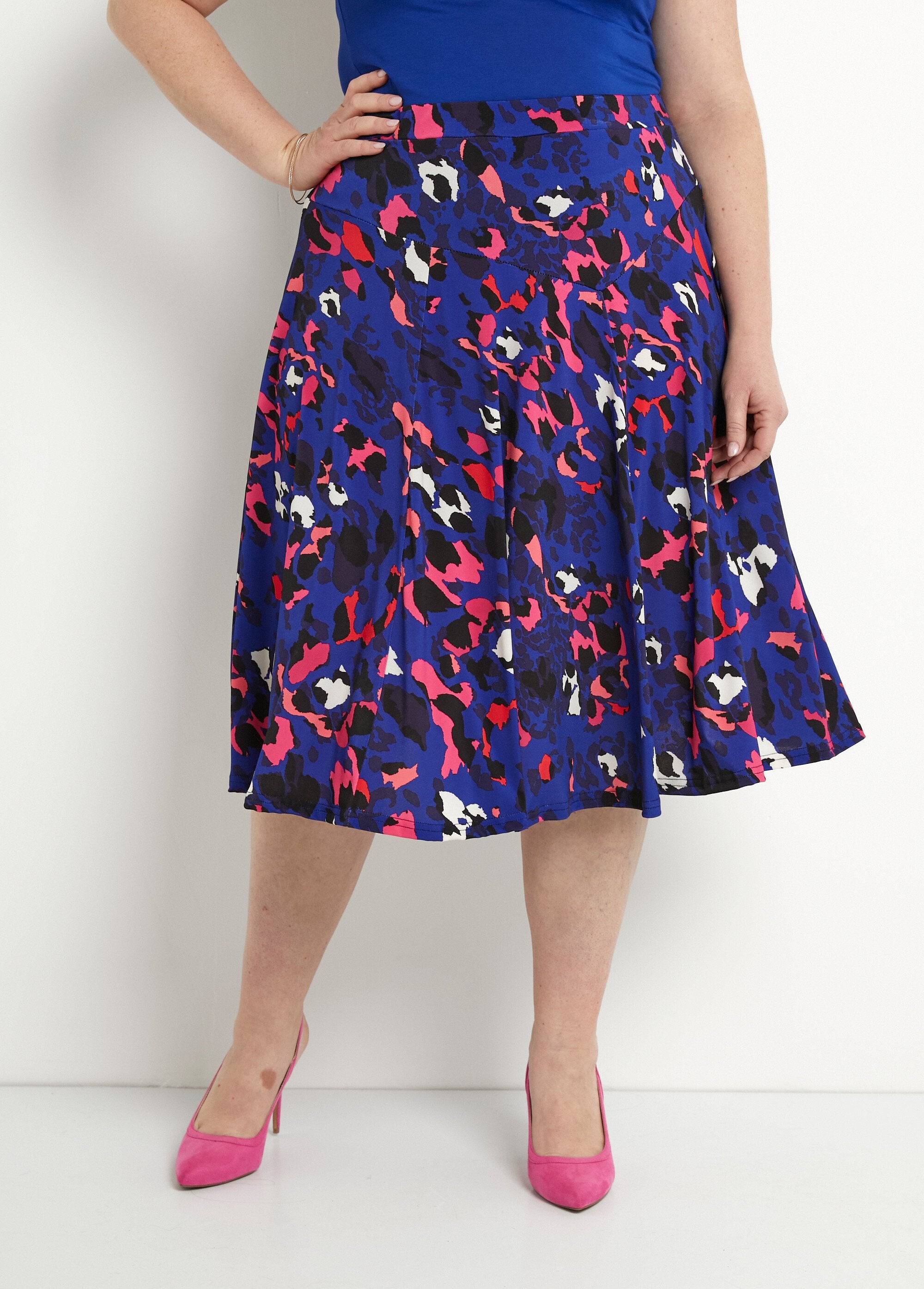 Falda_midi_con_vuelo_y_estampado_de_leopardo_Azul_y_fucsia_FA1_curvy