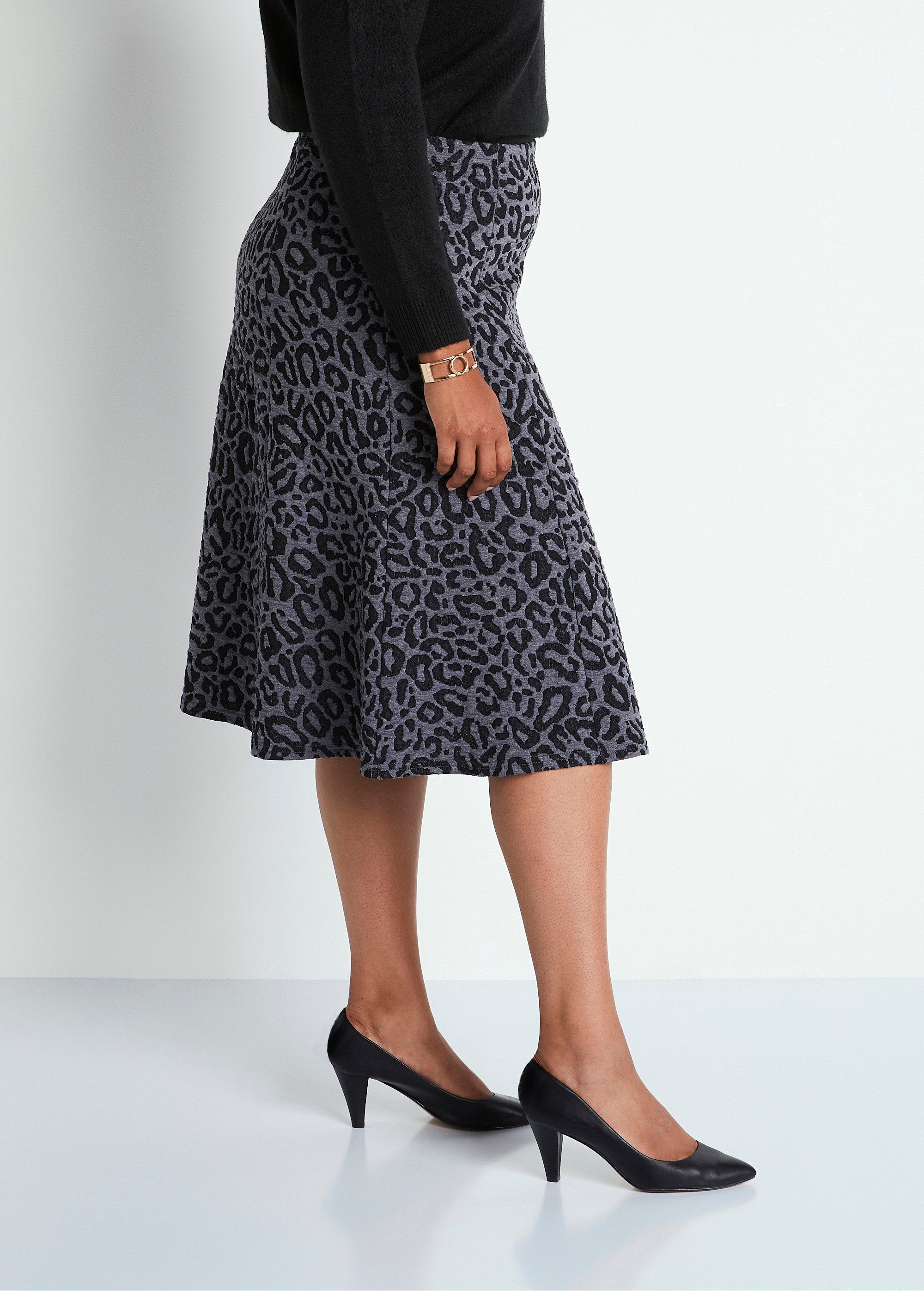 Falda_larga_de_vuelo_de_punto_jacquard_Gris_leopardo_DR1_curvy