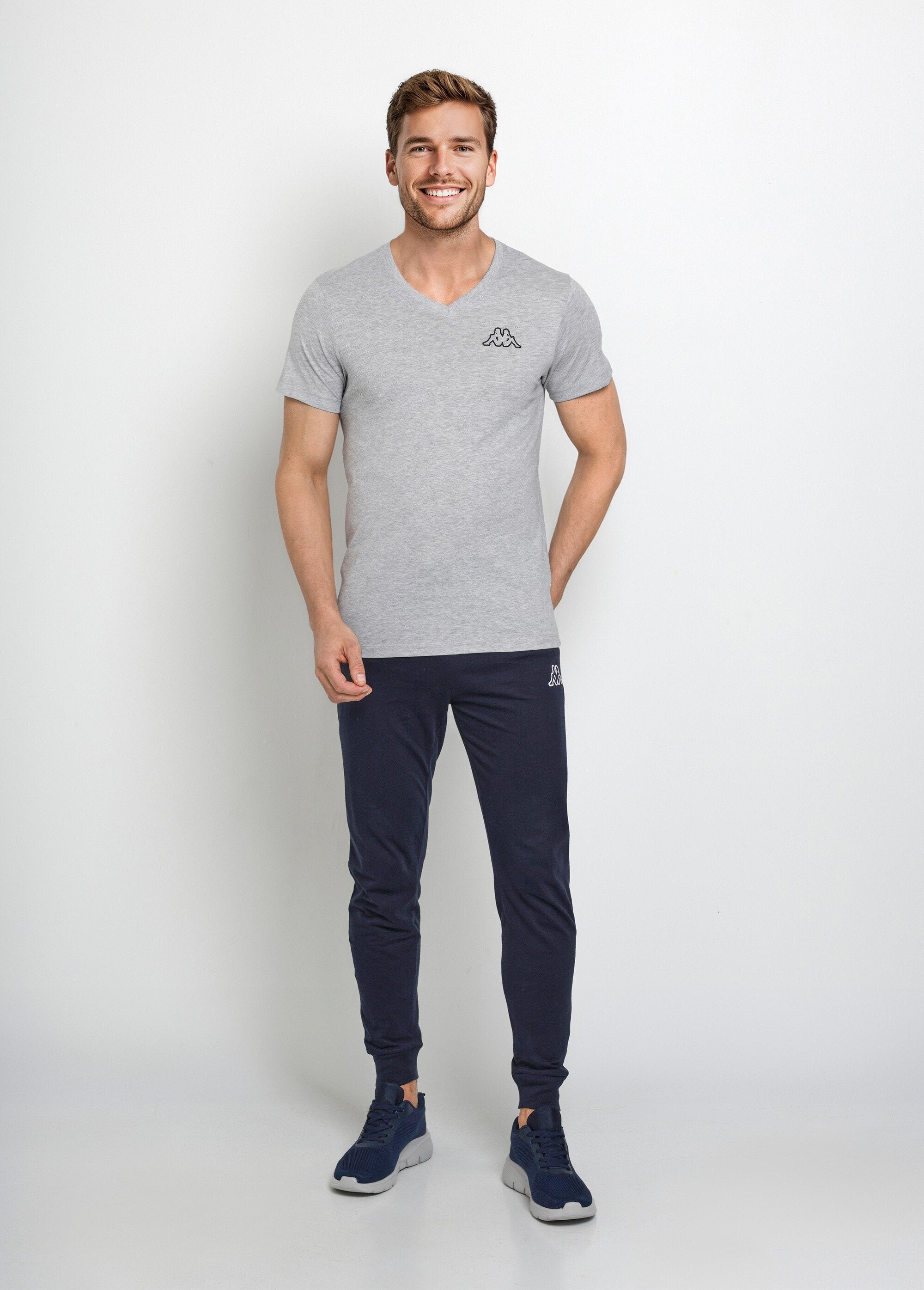 Camiseta_oscura_de_manga_corta_con_cuello_en_V_Gris_SF1_slim