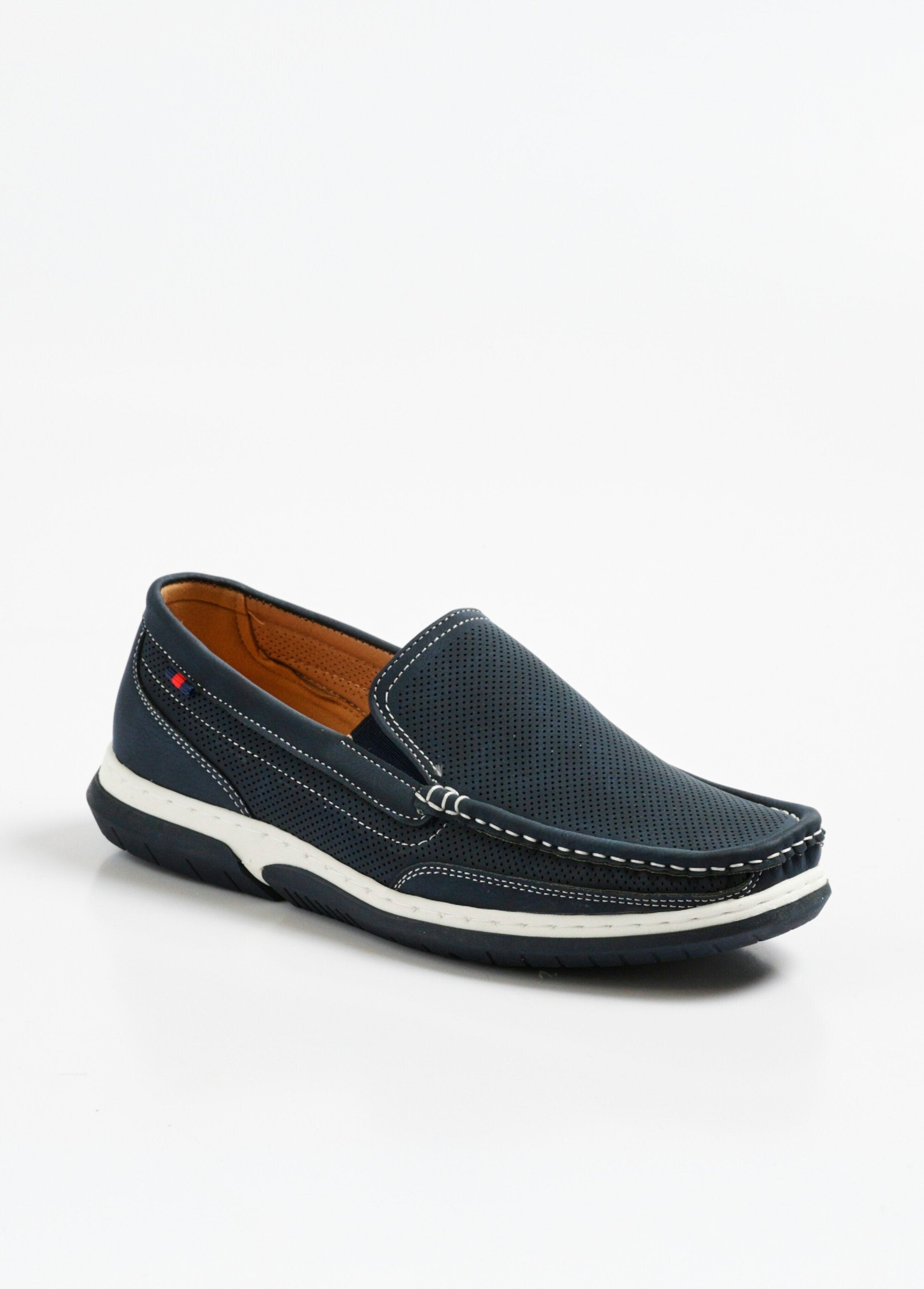 Mocasines_estilo_náutico_de_piel_elástica_microperforada_Marina_FA1_slim