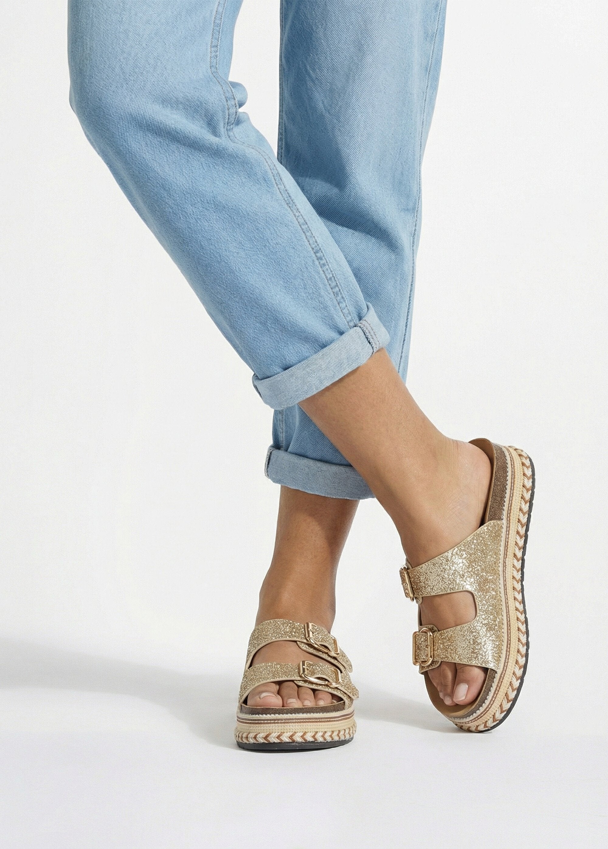 Mules_con_hebilla_y_suela_de_plataforma_Dorado_SF1_slim