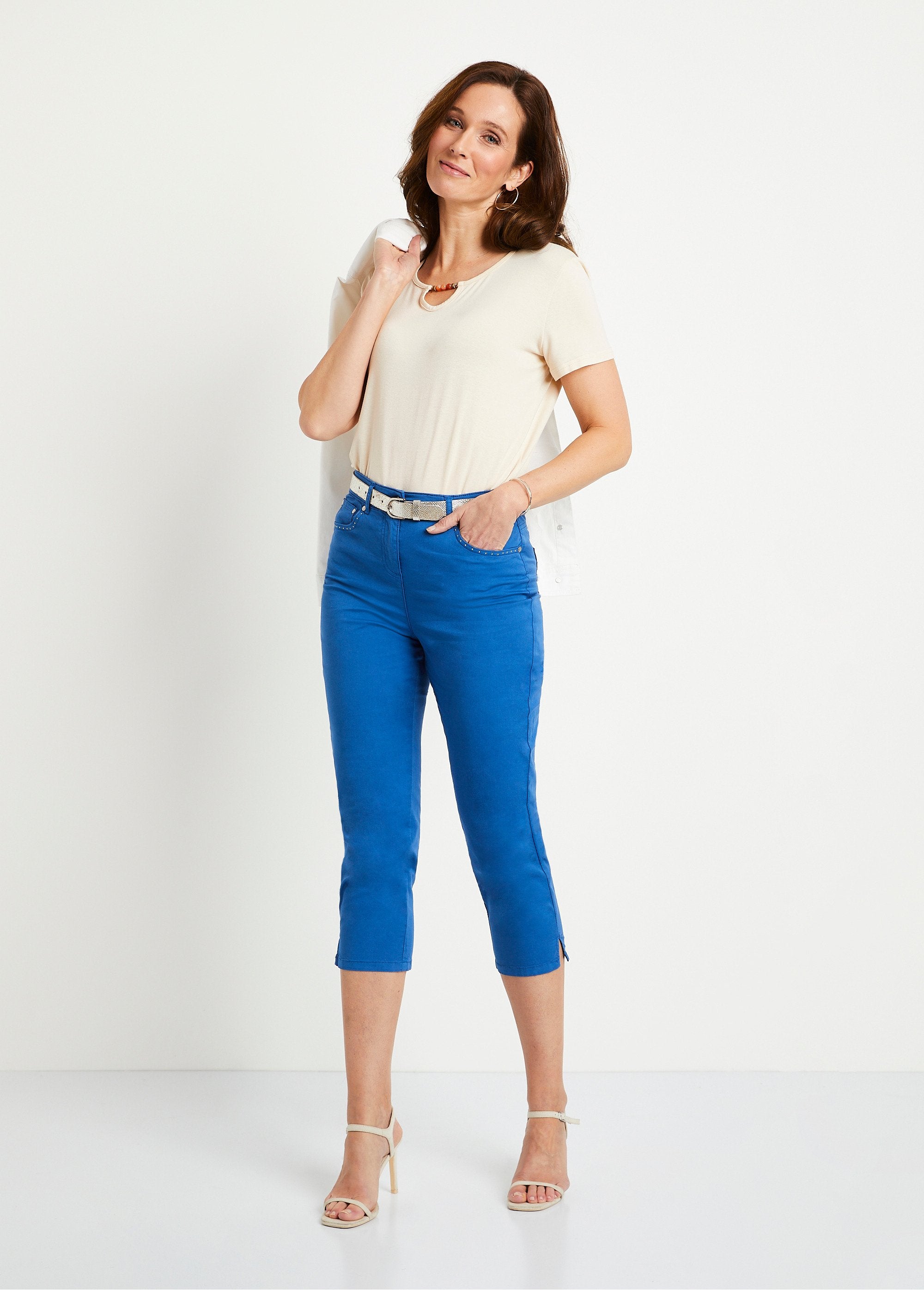 Pantalón_cropped_con_cinturón_elástico_y_5_bolsillos_azul_duro_SF1_slim