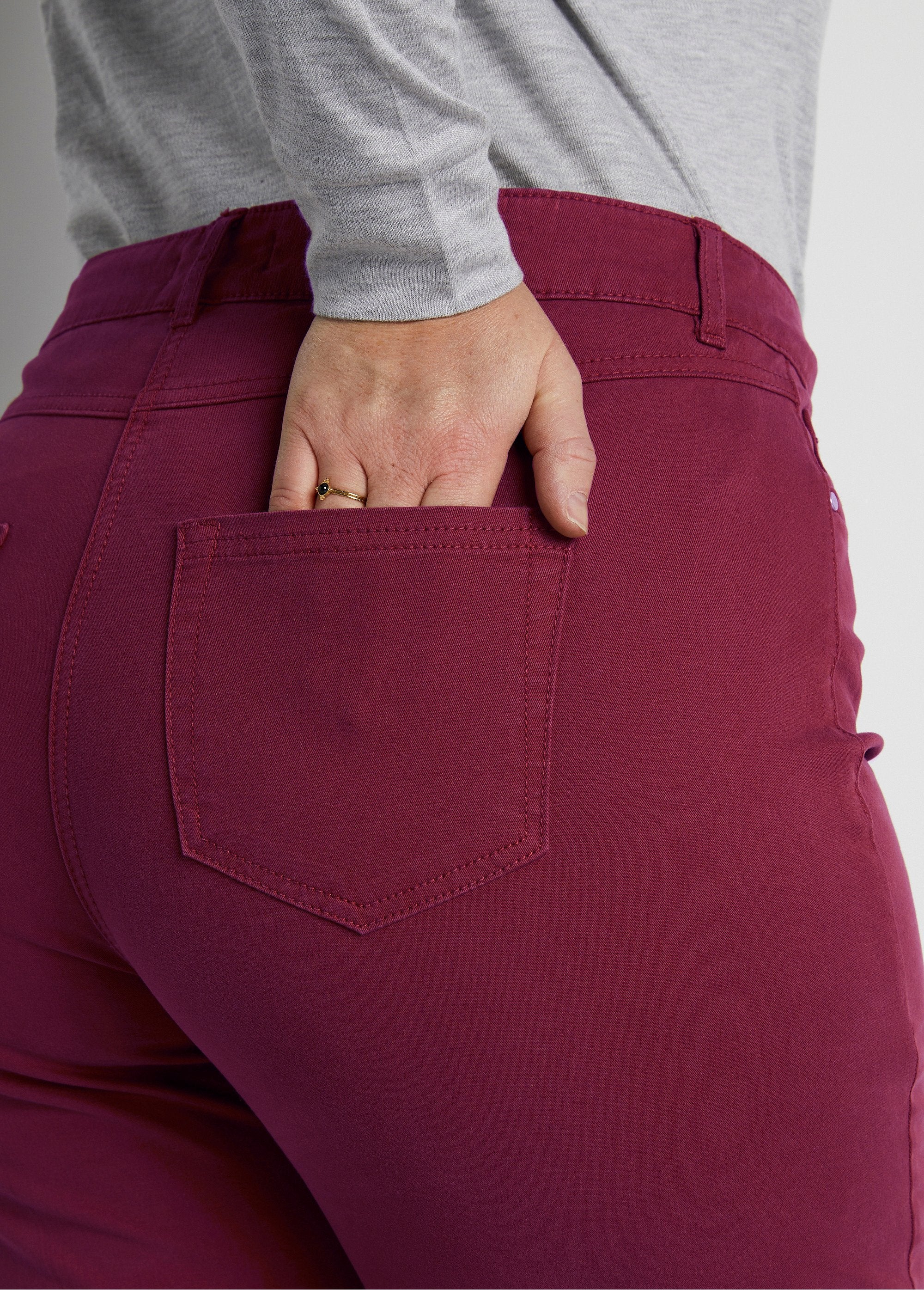 Pantalón_recto_de_cinco_bolsillos_de_algodón_elástico_Burdeos_DE1_curvy