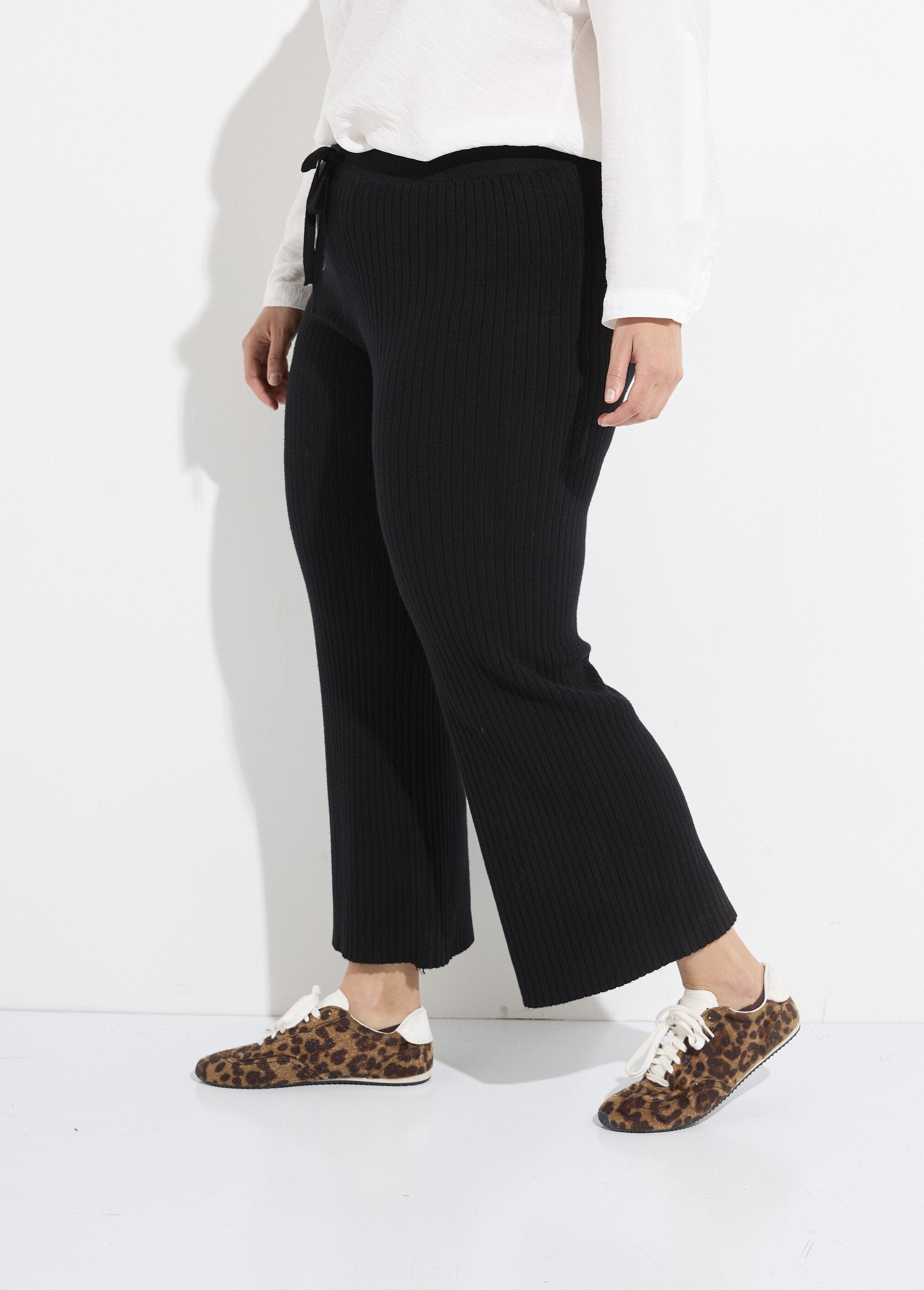 Pantalón_de_punto_cómodo,_corte_ancho._Negro_DR1_curvy