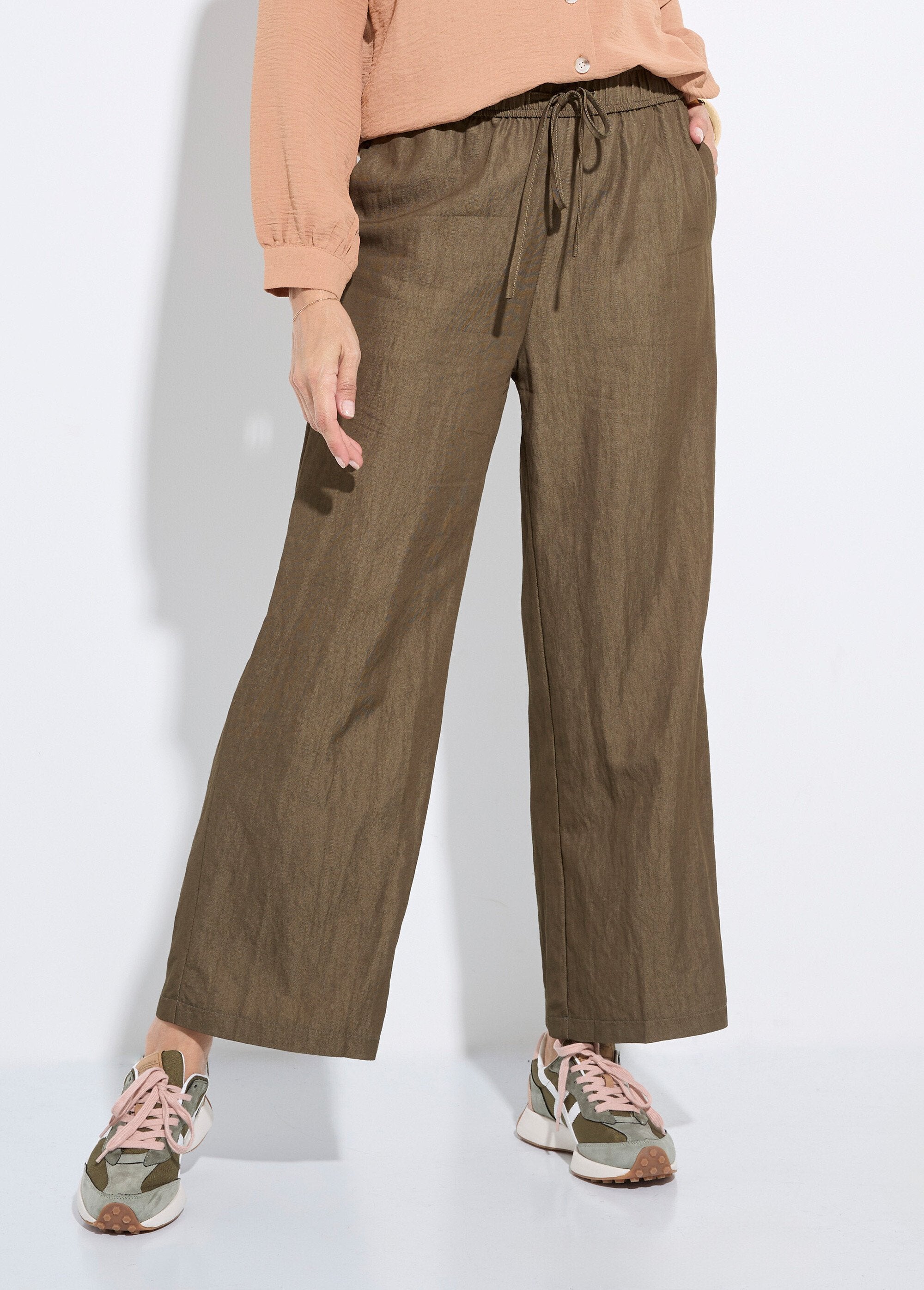 Pantalones_fluidos_elásticos_de_sarga_lisa_Caqui_FA1_slim