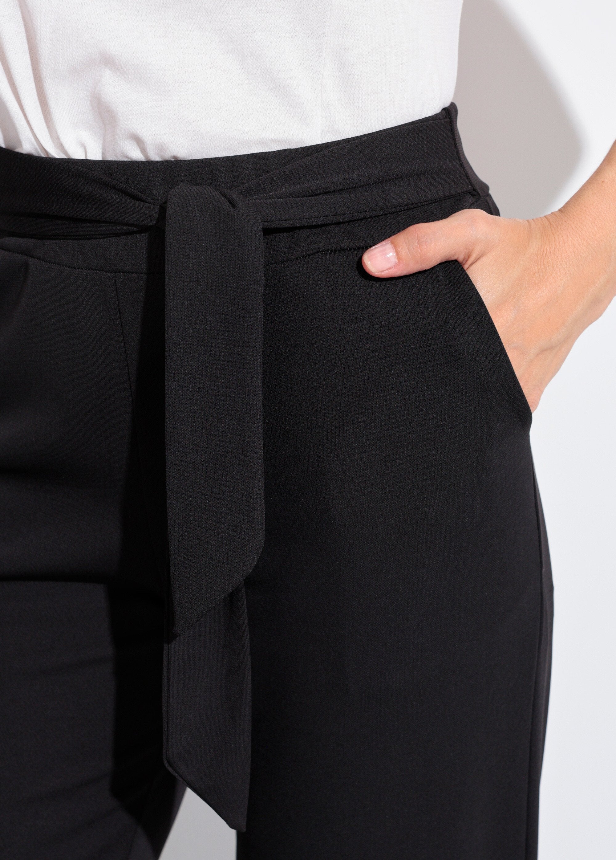 Pantalones_elásticos_fluidos_con_cinturón_Negro_DE1_slim