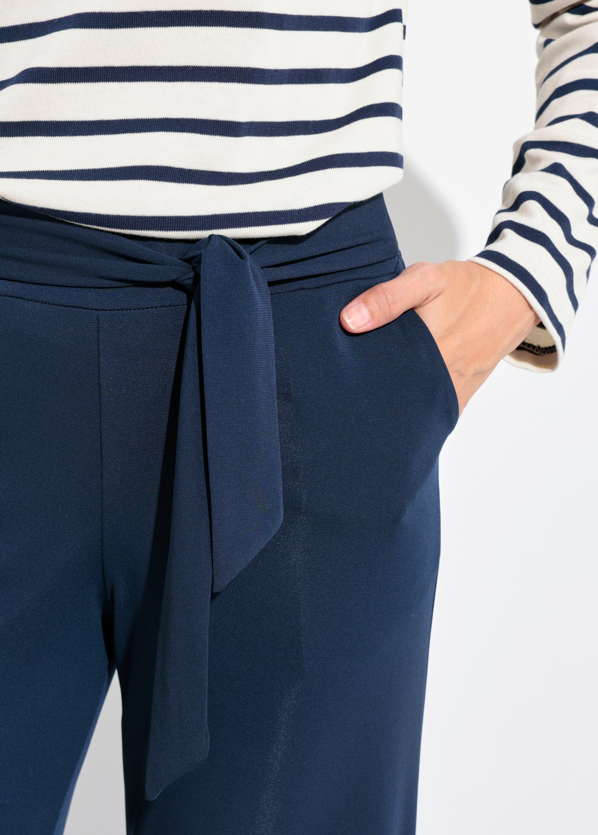 Pantalones_elásticos_fluidos_con_cinturón_Marina_DE1_slim