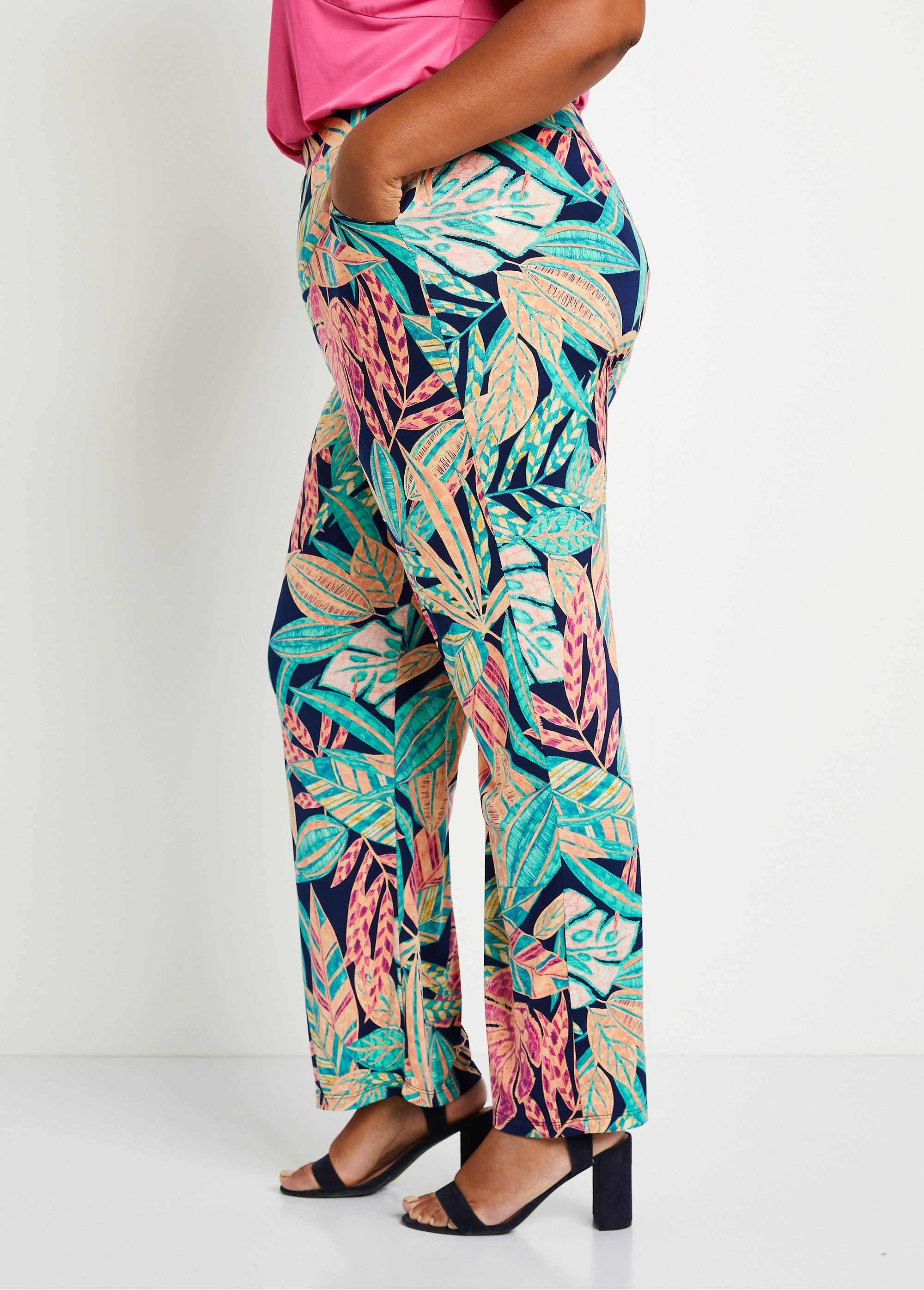 Pantalón_ancho_con_cinturón_elástico_follaje_verde_y_rosa_DR1_curvy